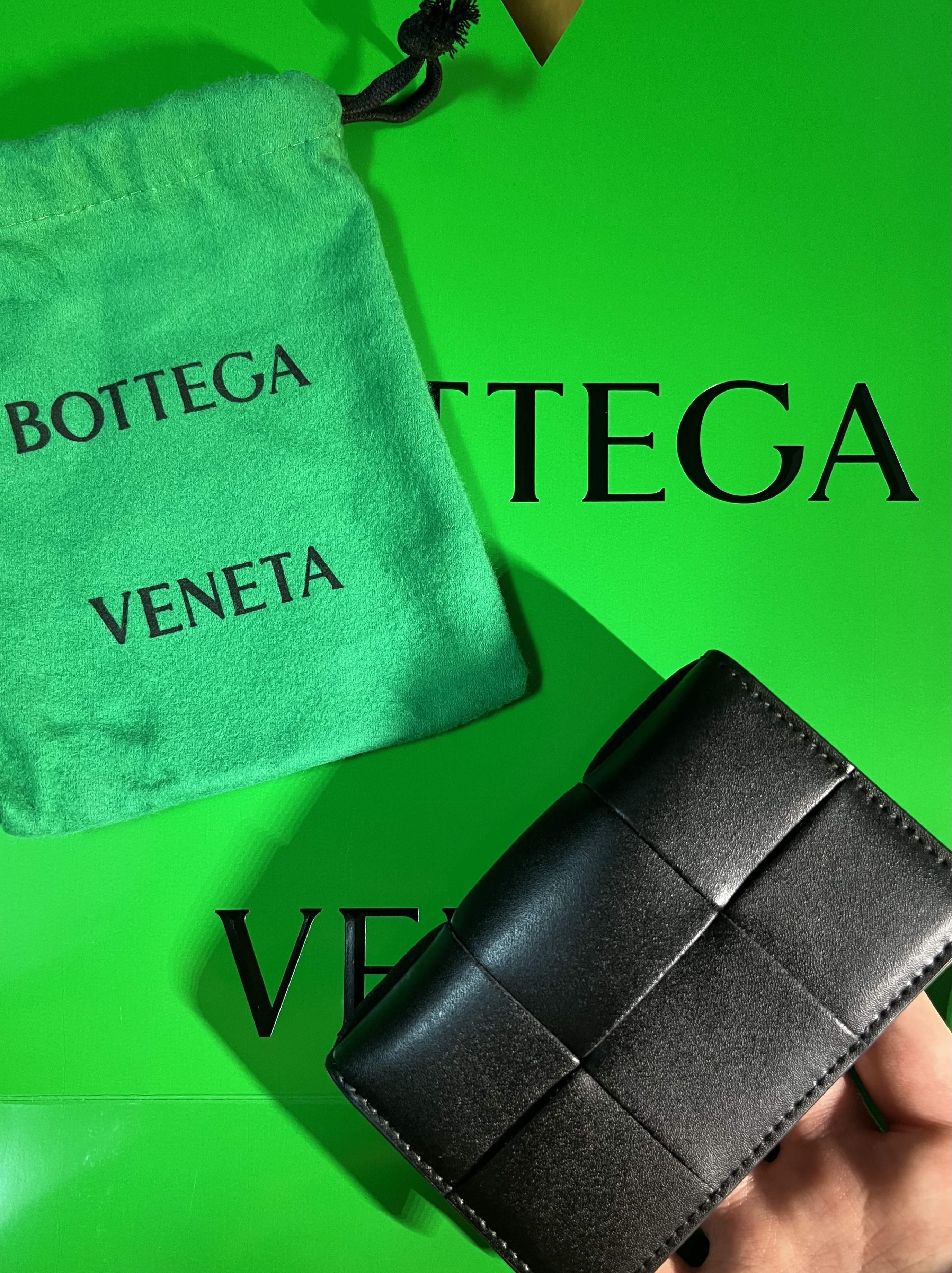 Bottega Veneta Flap Card Case Black 착용 스타일