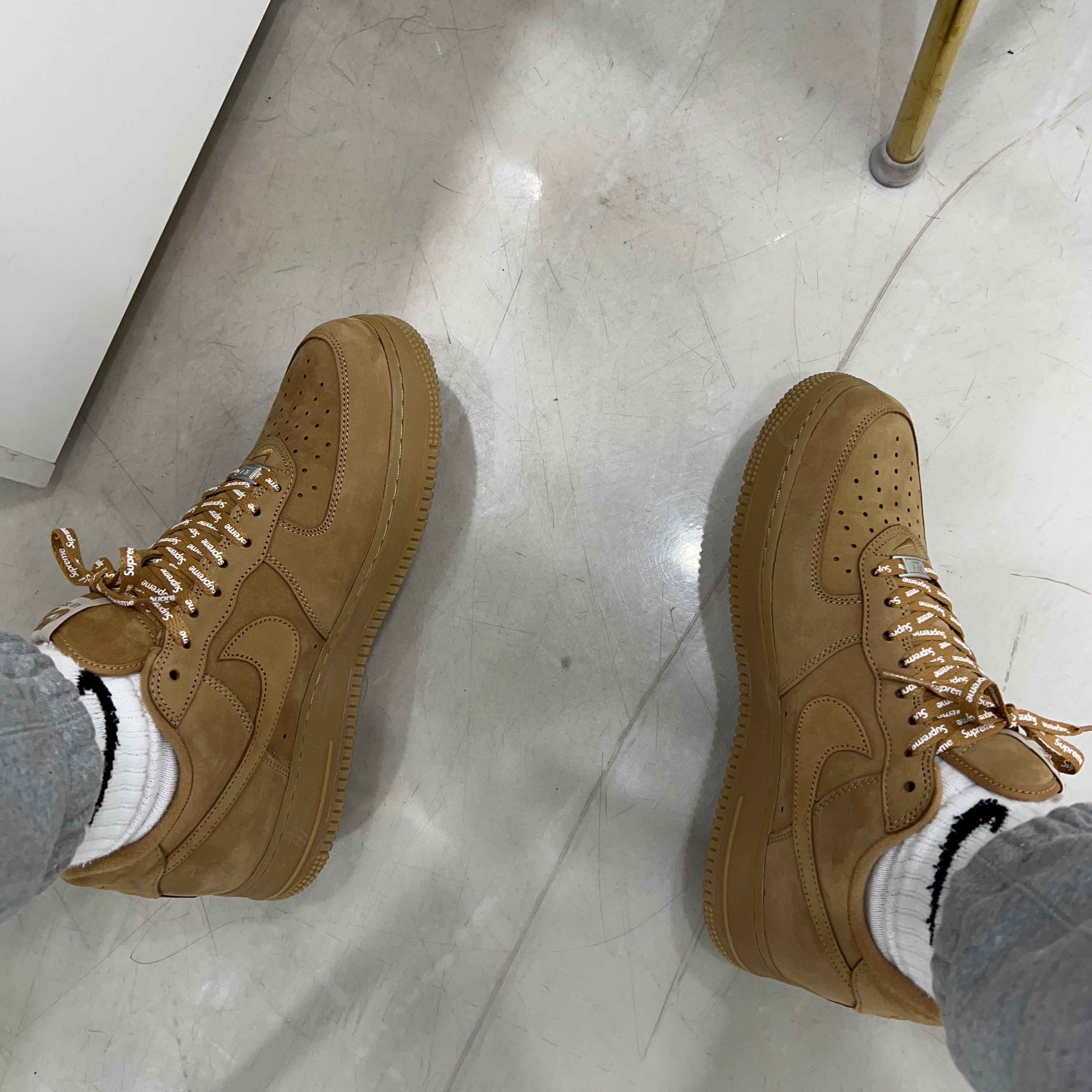 Nike x Supreme Air Force 1 Low Flax 착용 스타일 - 2