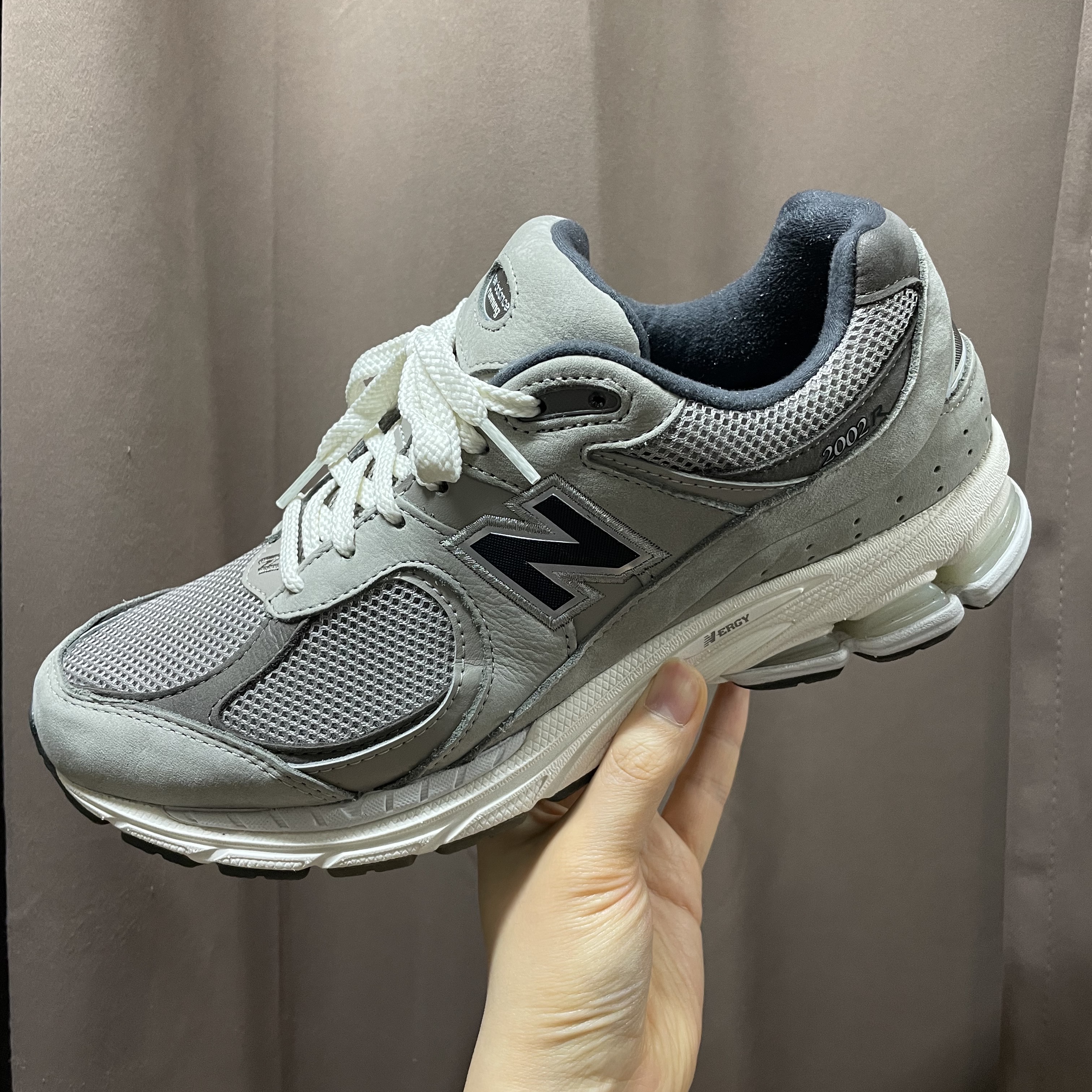 New Balance 2002 Warm Alpaca 착용 스타일 - 1