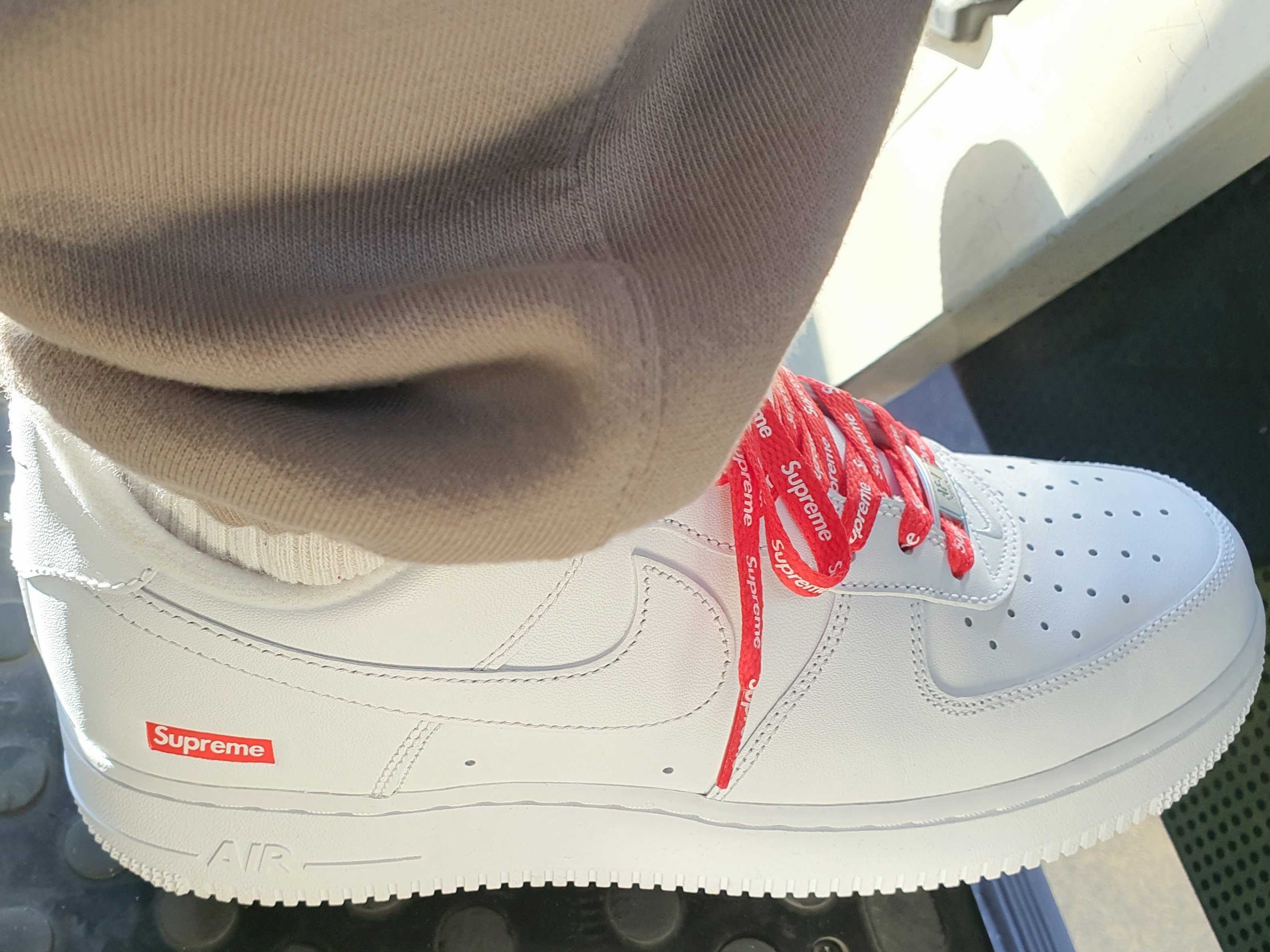 Nike x Supreme Air Force 1 Low White 착용 스타일 - 1