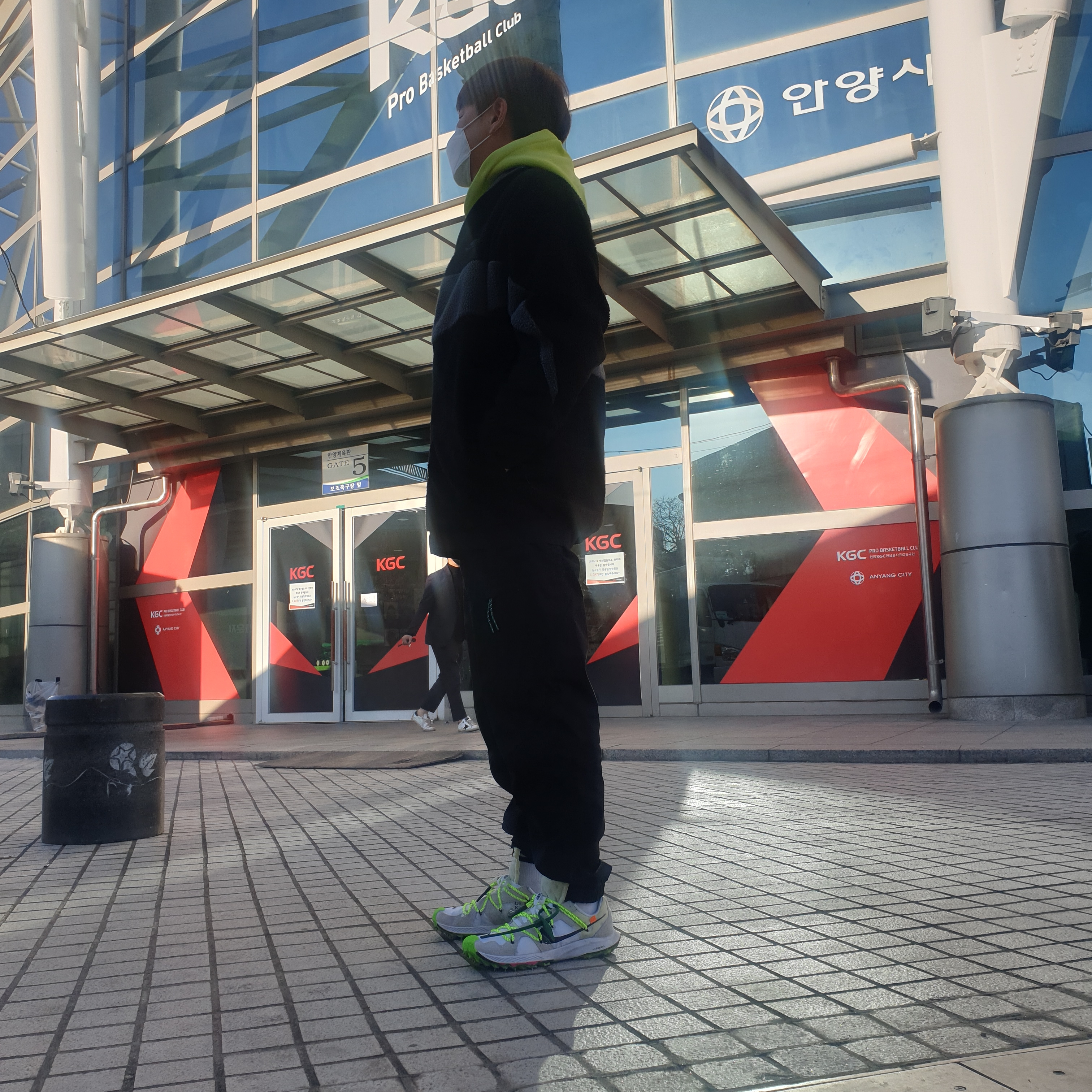 (W) Nike x Off-White Zoom Terra Kiger 5 White, Nike Big Swoosh Full Zip Jacket Black Anthracite 착용 스타일