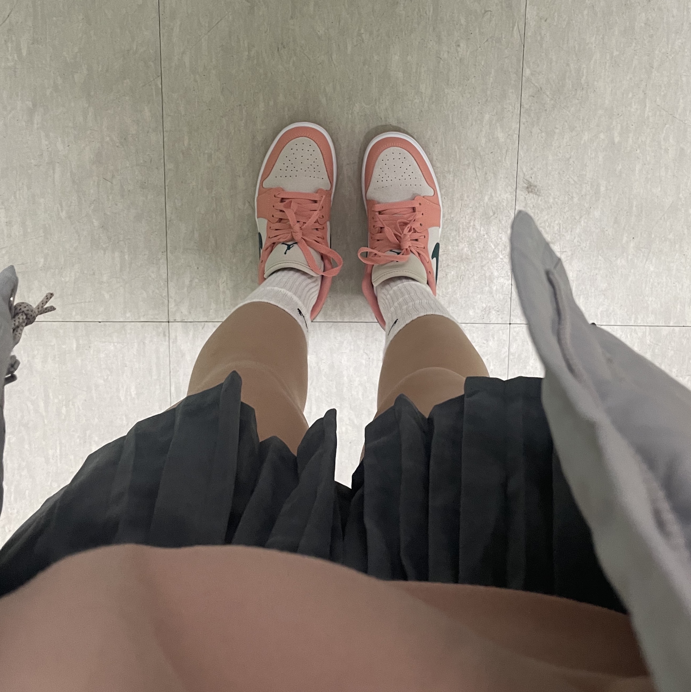 (W) Jordan 1 Low Light Madder Root, (Kids) Essentials Pull-Over Hoodie Matte Blush - 21FW 착용 스타일
