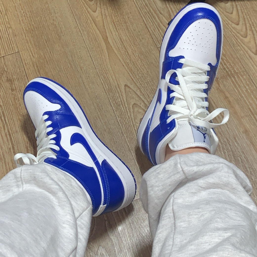 (W) Jordan 1 Mid White Hyper Royal 착용 스타일 - 1