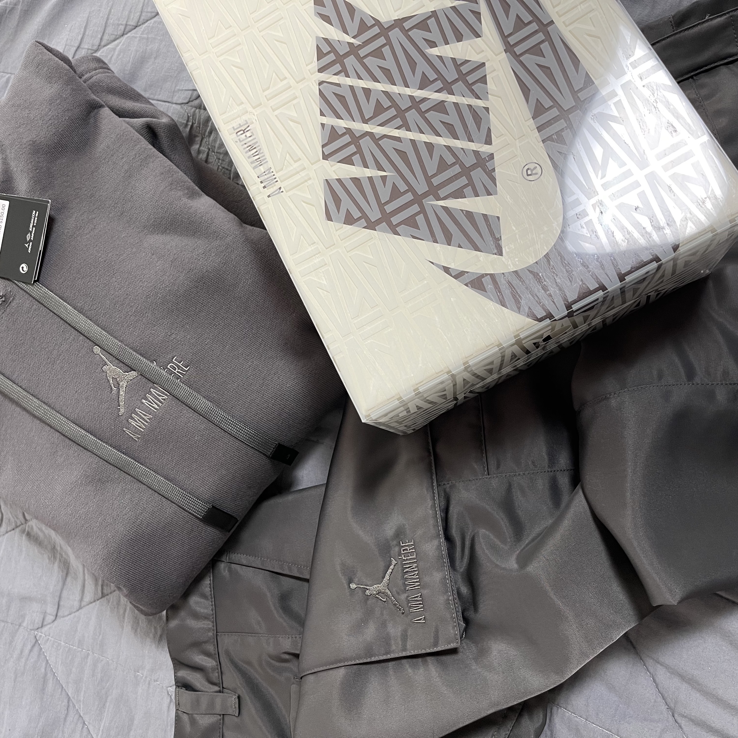 Jordan 1 x A Ma Maniere Retro High OG SP Sail and Burgundy, Jordan x A Ma Maniere Fleece Pullover Hoodie Midnight Fog - US/EU 착용 스타일