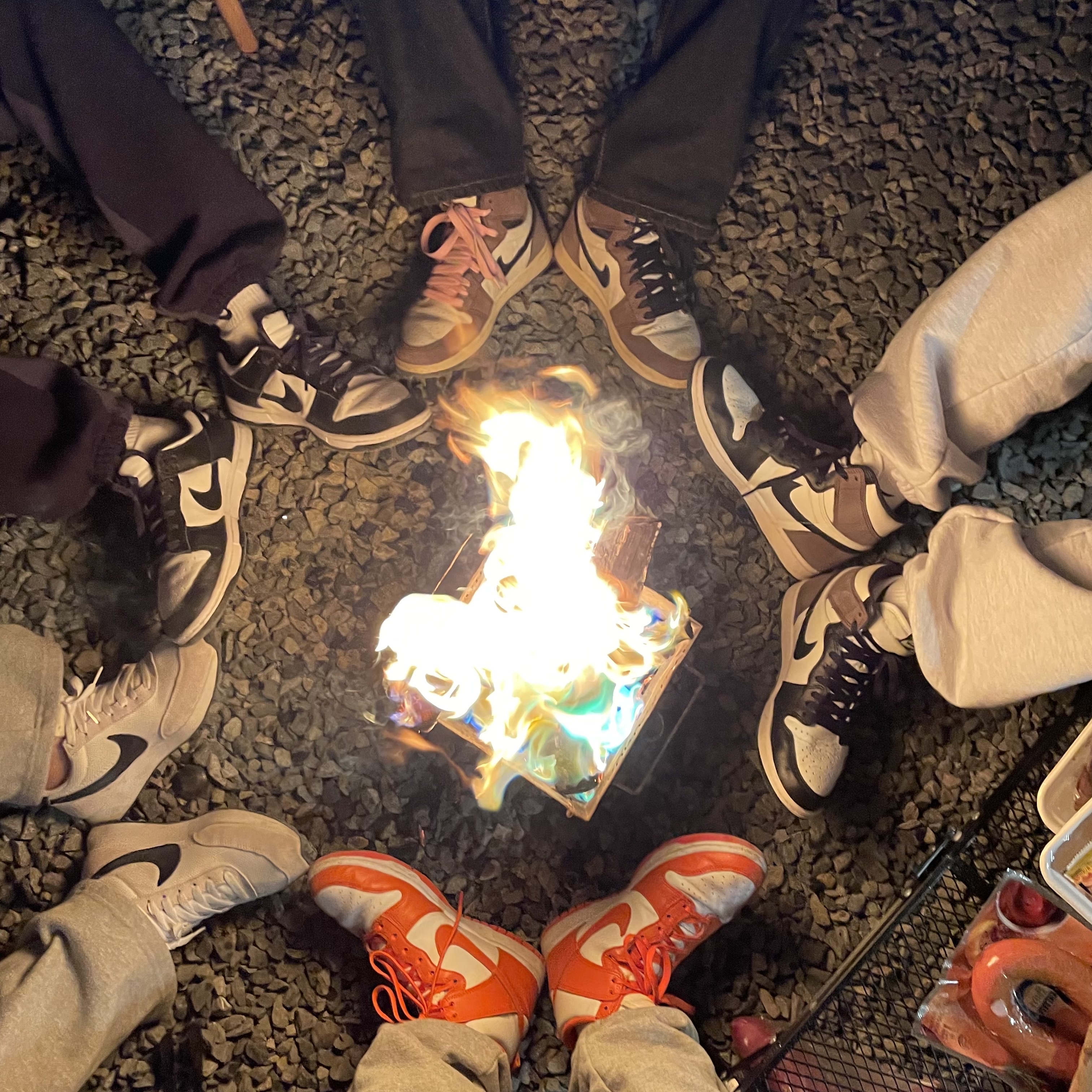 (W) Nike Dunk High Orange Blaze, Jordan 1 x Travis Scott Retro High OG SP Mocha 착용 스타일