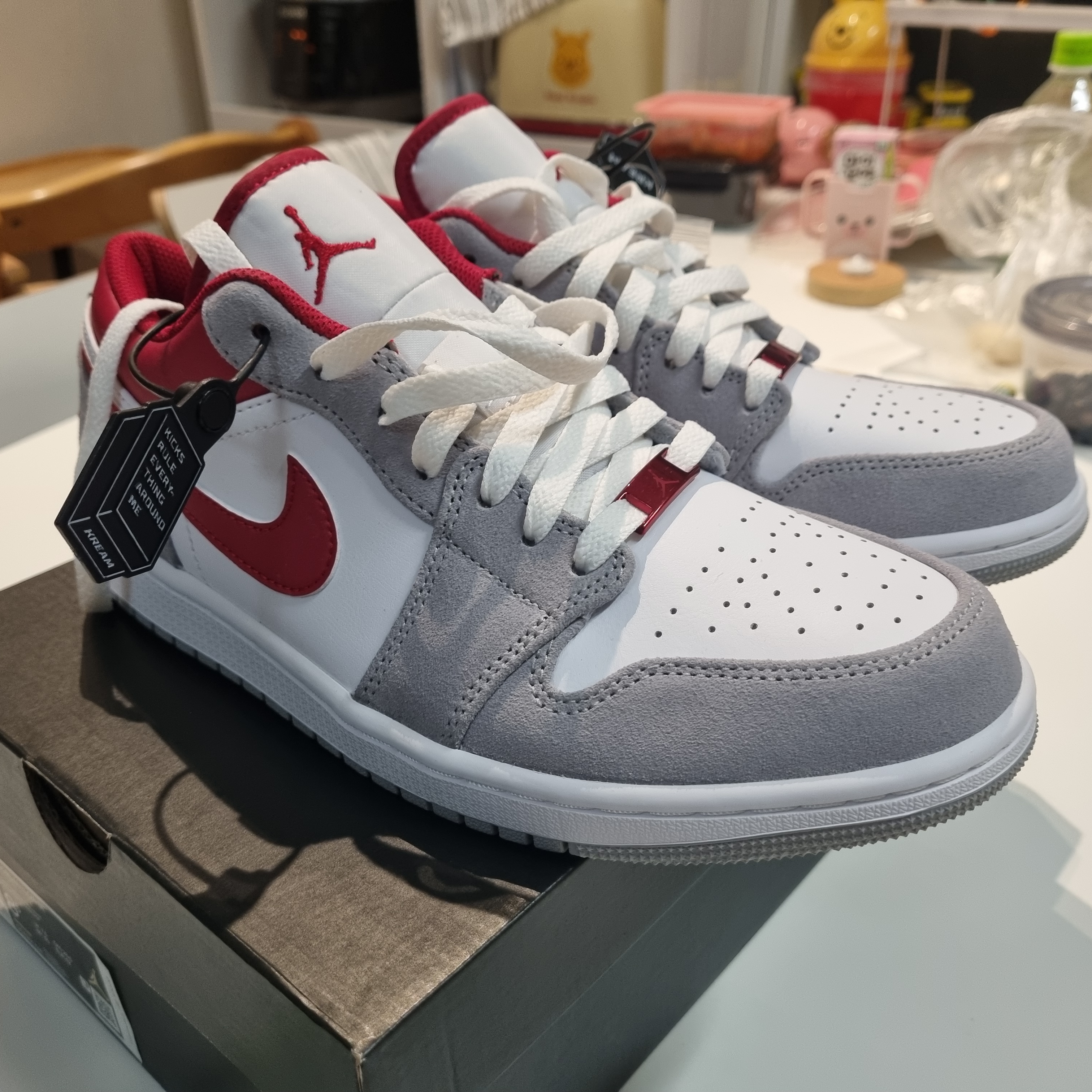 Jordan 1 Low SE Light Smoke Grey Gym Red 착용 스타일 - 4