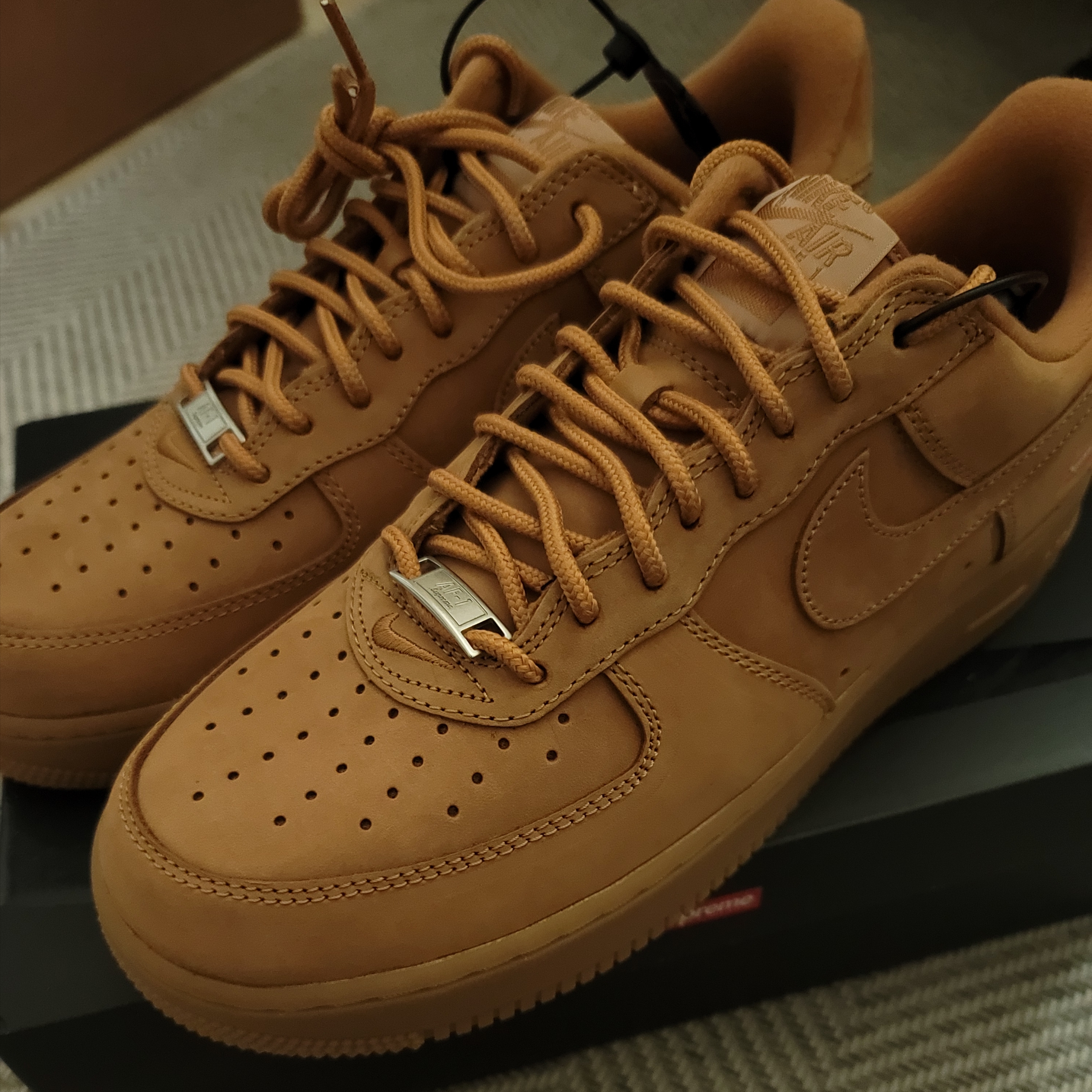 Nike x Supreme Air Force 1 Low Flax 착용 스타일 - 1
