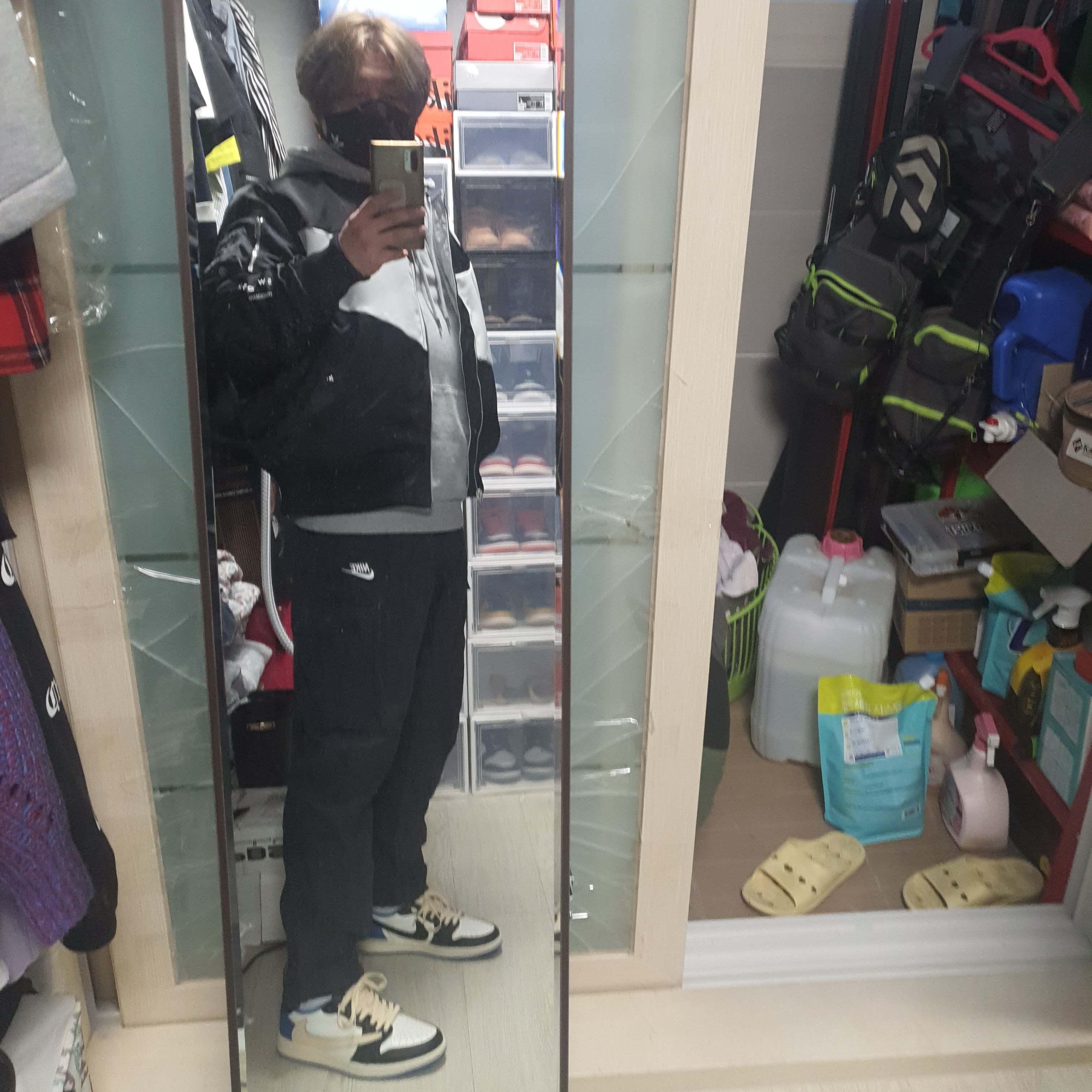 Jordan 1 x Travis Scott x Fragment Retro Low OG SP Military Blue, Nike x Sacai VaporWaffle Royal Fuchsia 착용 스타일 - 1