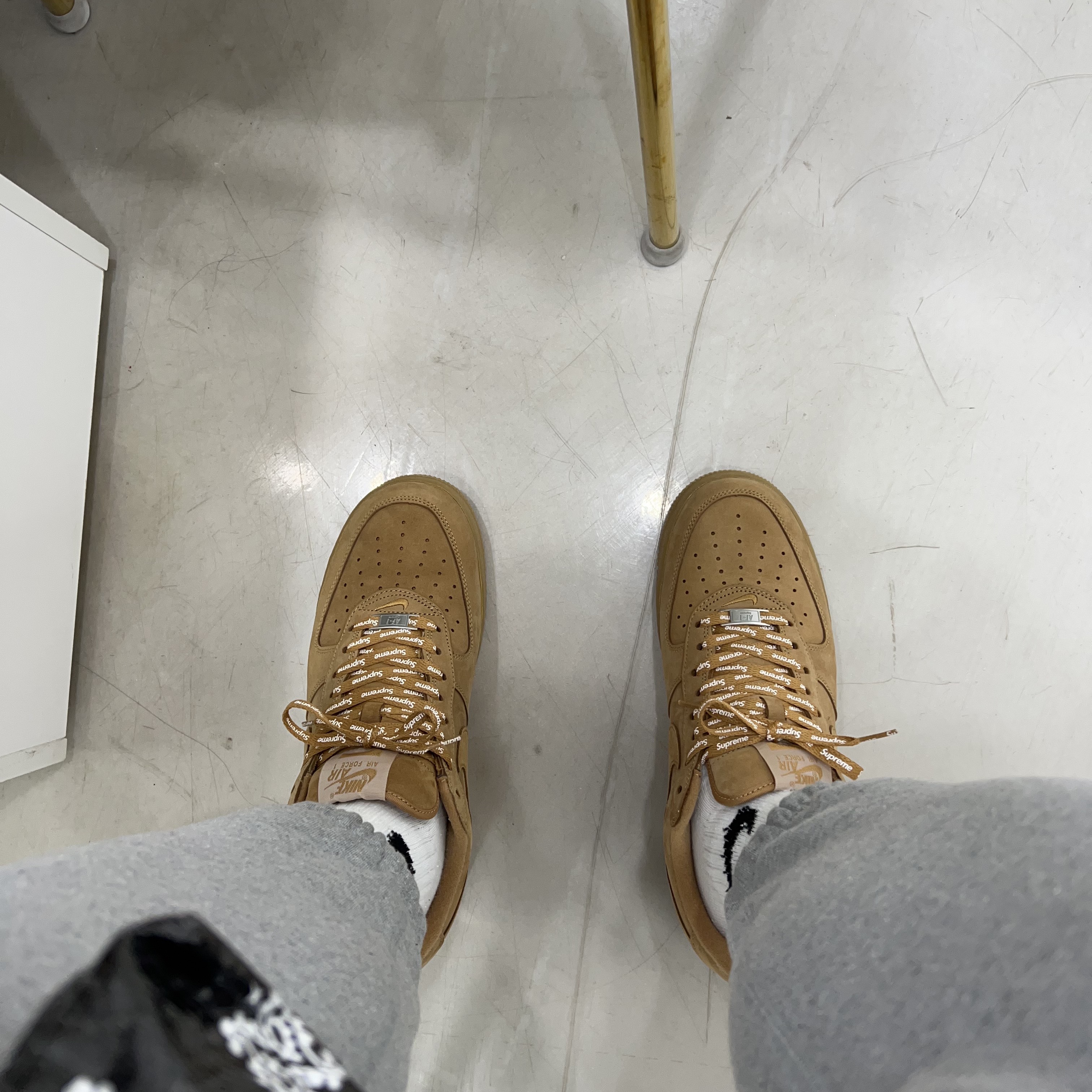 Nike x Supreme Air Force 1 Low Flax 착용 스타일 - 1