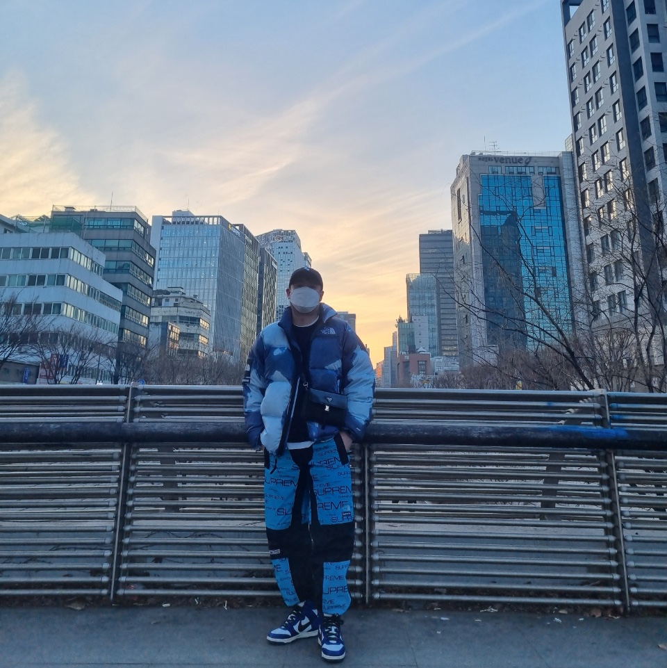 Supreme x The North Face Bleached Denim Print Nuptse Jacket Indigo - 21FW, Supreme x The North Face Steep Tech Pants Teal - 21FW 착용 스타일 - 2