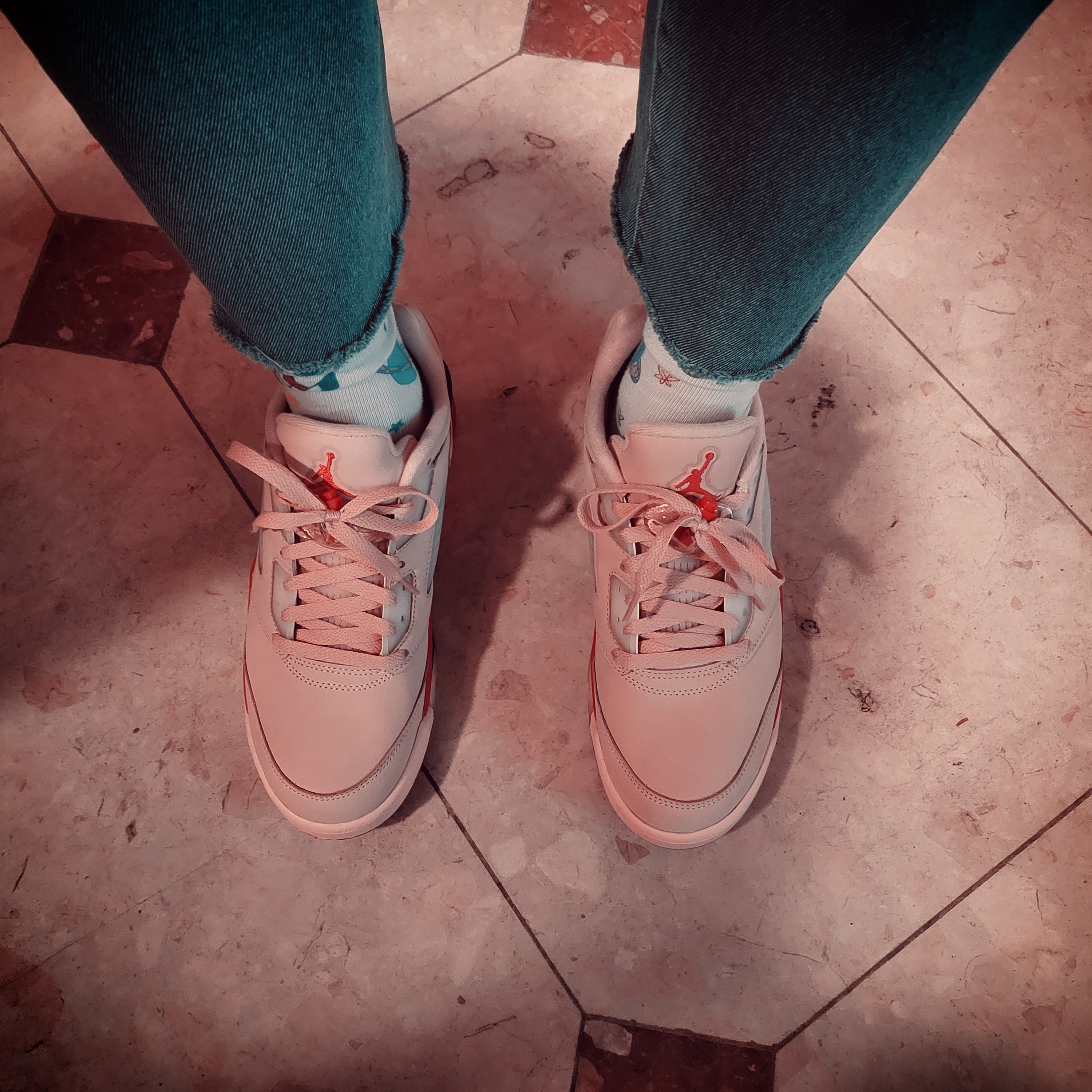 (W) Jordan 5 Retro Low Girls That Hoop, Nike Big Swoosh Full Zip Jacket White Navy 착용 스타일 - 2