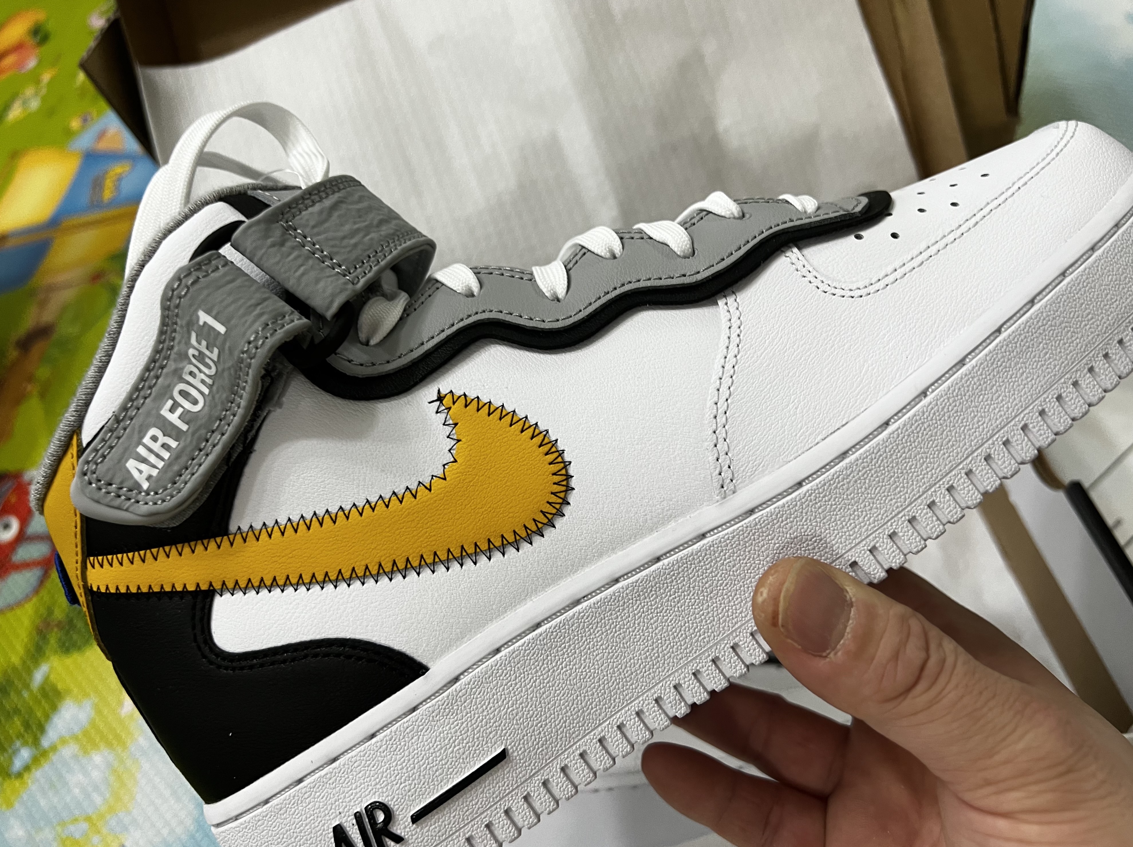 Nike Air Force 1 Mid '07 LV8 Athletic Club White Dark Sulfur 착용 스타일 - 1