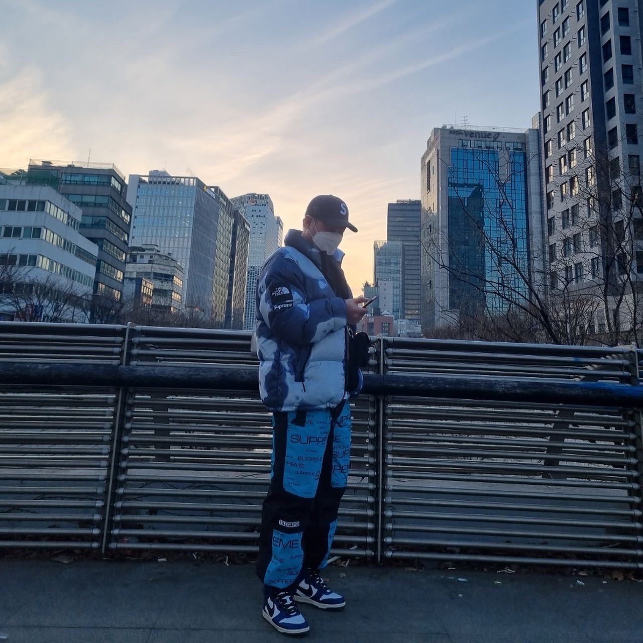 Supreme x The North Face Bleached Denim Print Nuptse Jacket Indigo - 21FW, Supreme x The North Face Steep Tech Pants Teal - 21FW 착용 스타일 - 1
