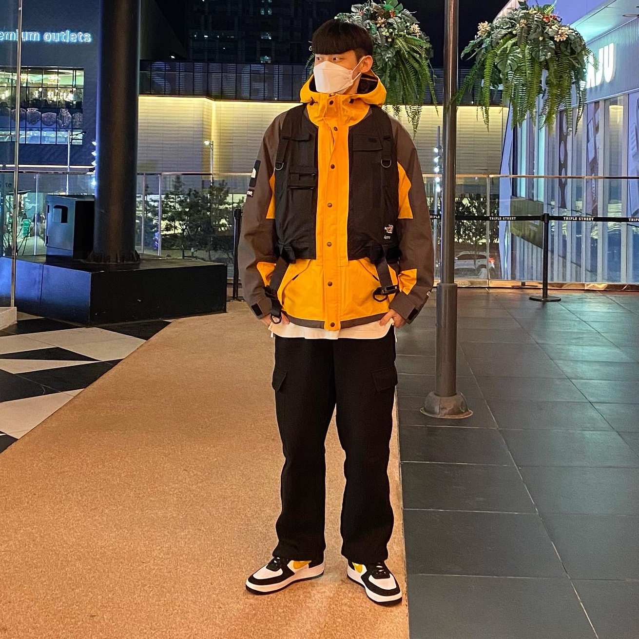 Supreme x The North Face RTG Jacket + Vest Gold - 20SS, Nike Air Force 1 '07 LV8 Athletic Club Black Dark Sulfur 착용 스타일 - 2