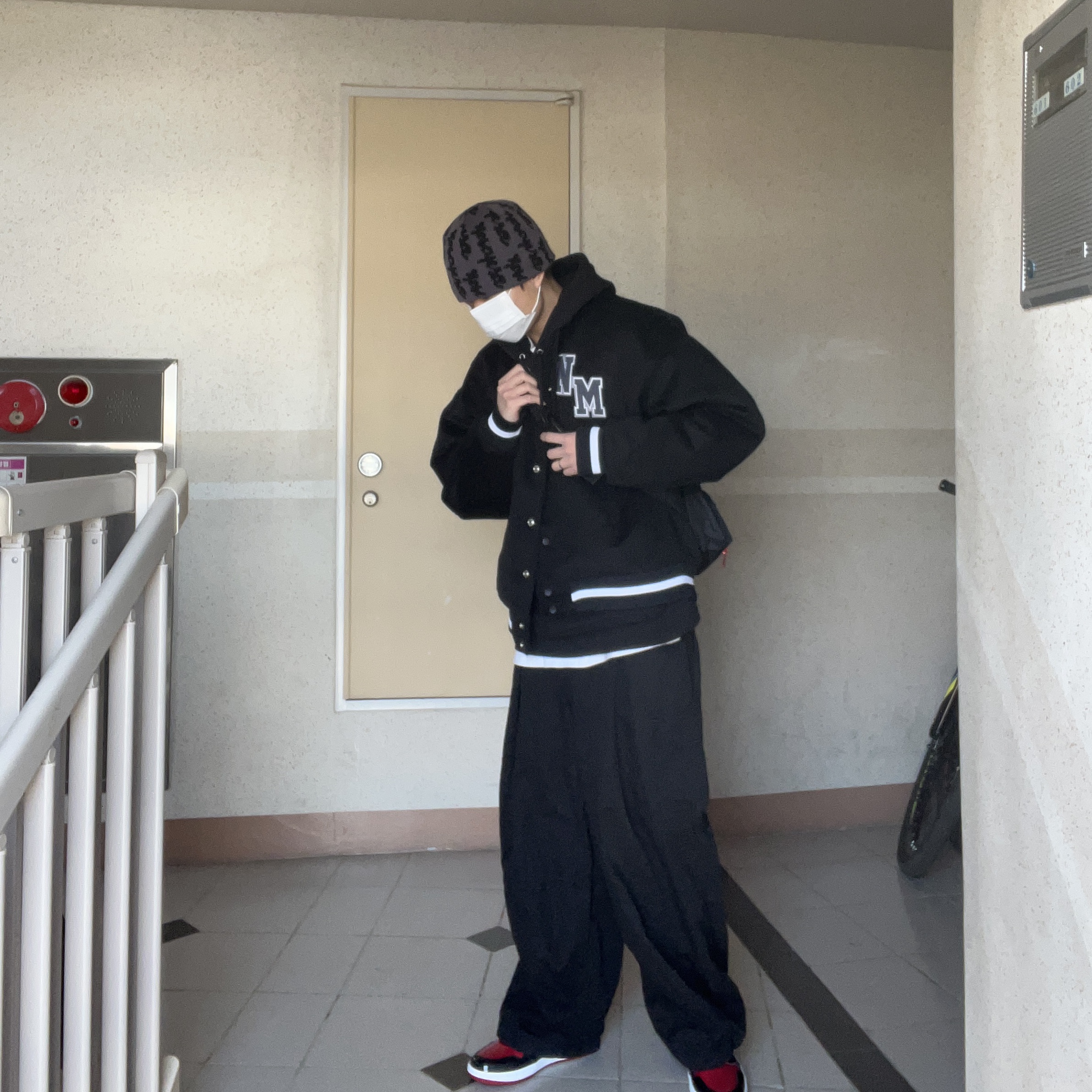 Stussy 8 Ball Hoodie Black - 21FW, Jordan 1 Retro High OG Patent Bred 착용 스타일 - 4