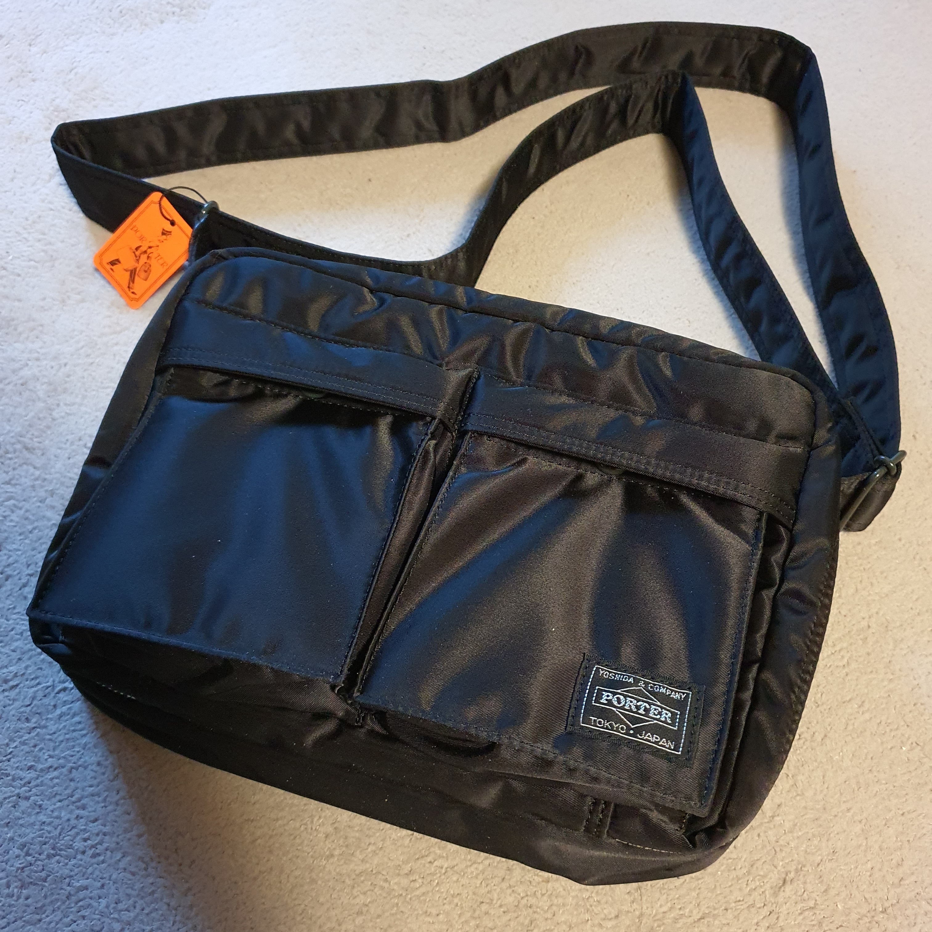 Porter Tanker Shoulder Bag S Black 착용 스타일