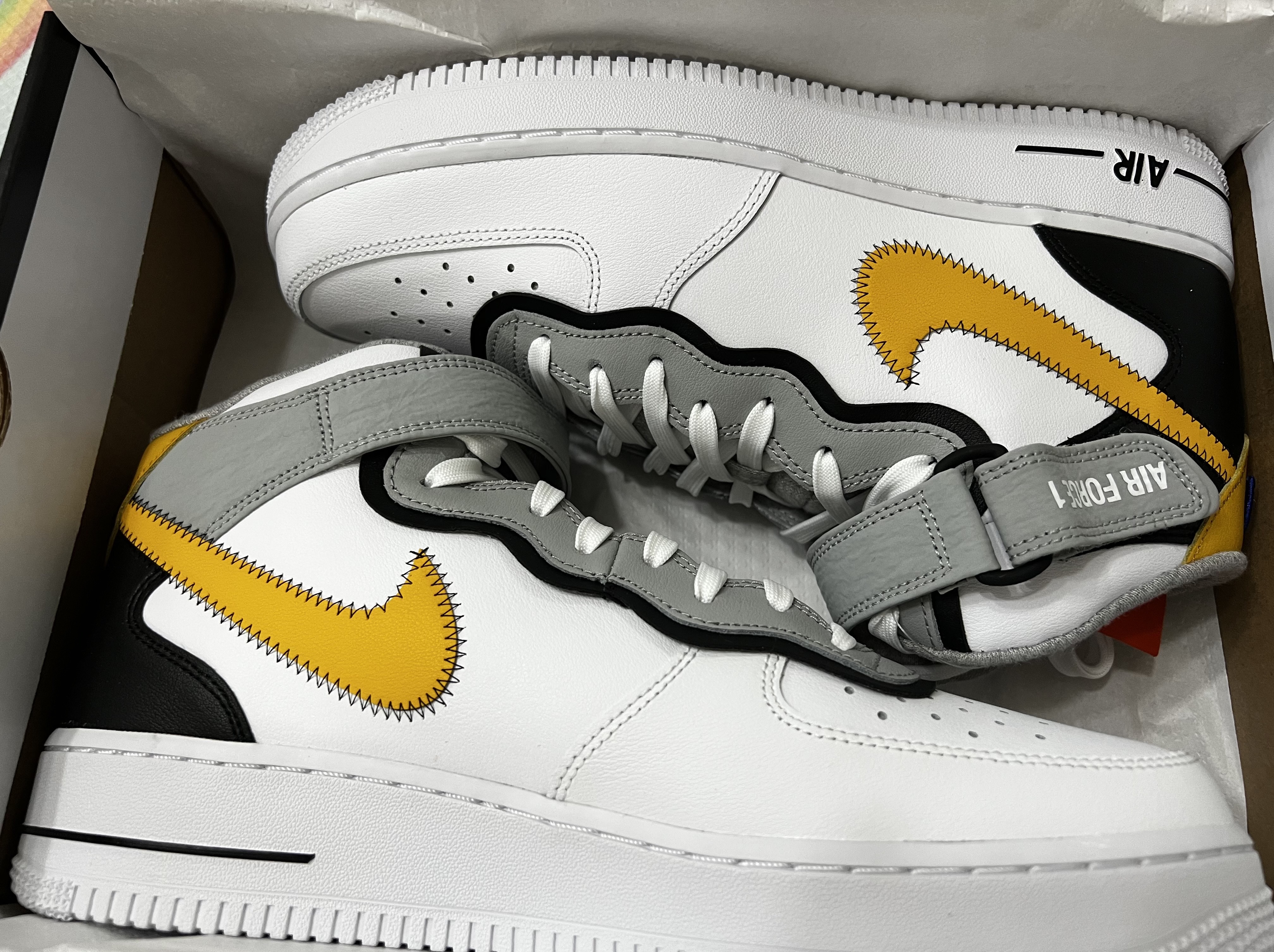 Nike Air Force 1 Mid '07 LV8 Athletic Club White Dark Sulfur 착용 스타일 - 2