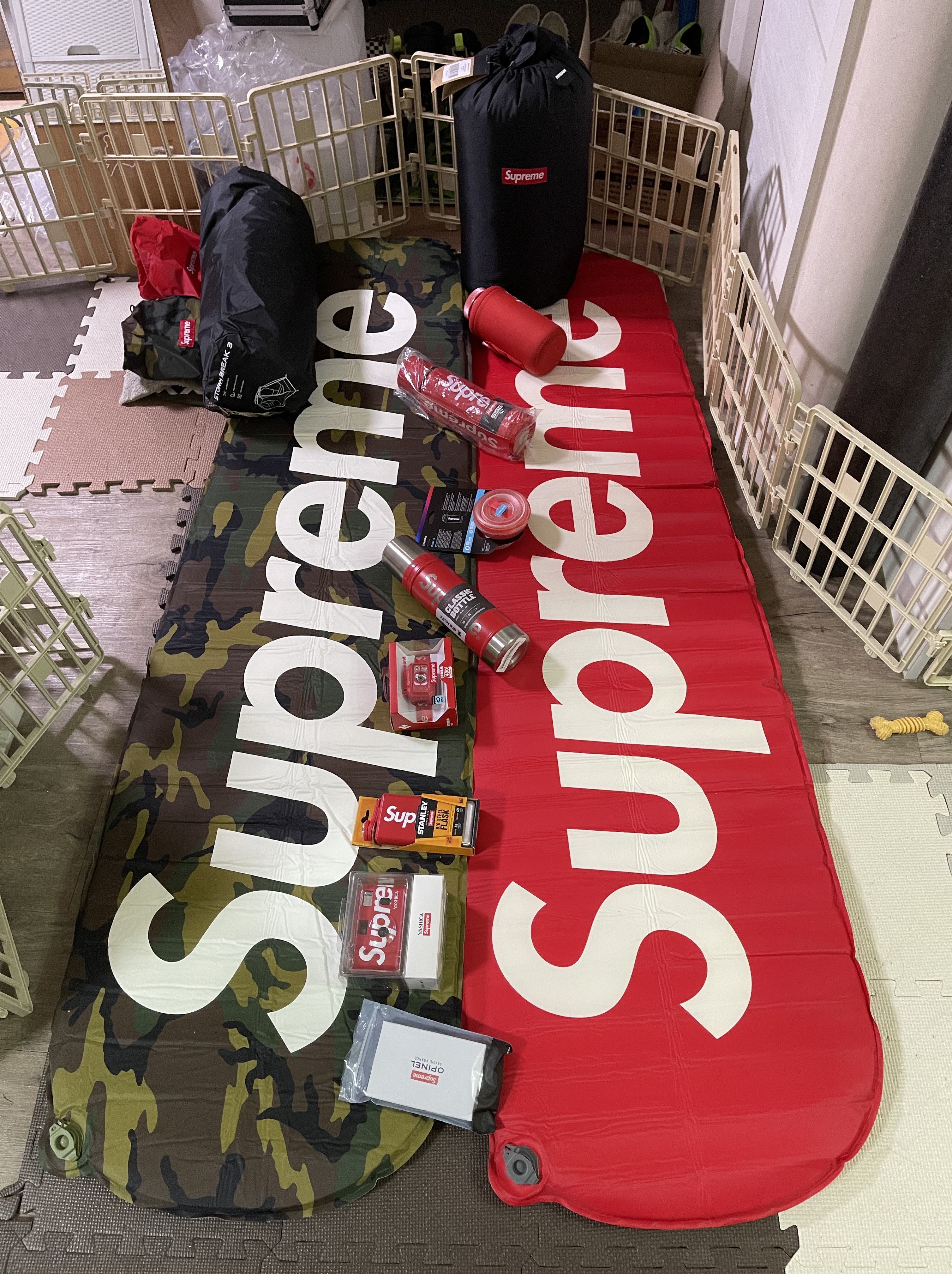 Supreme x Sea to Summit Self Inflating Sleeping Mat Woodland Camo - 21SS, Supreme x Sea to Summit Self Inflating Sleeping Mat Red - 21SS 착용 스타일