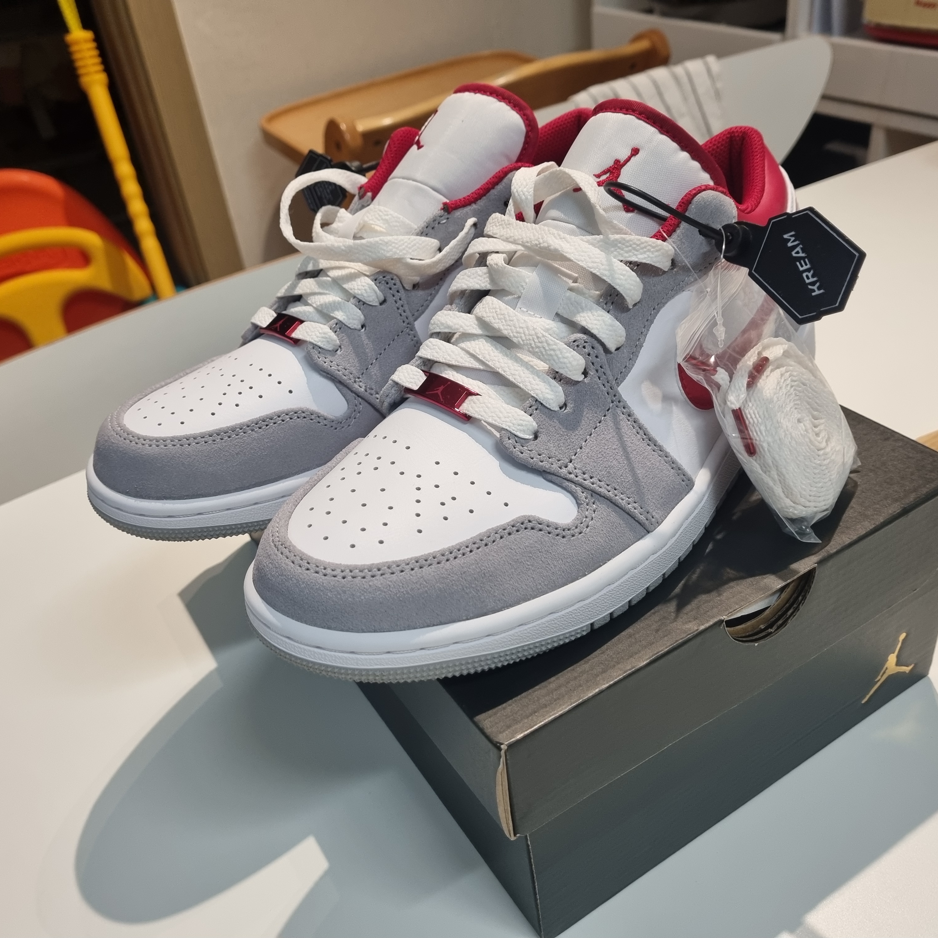 Jordan 1 Low SE Light Smoke Grey Gym Red 착용 스타일 - 3