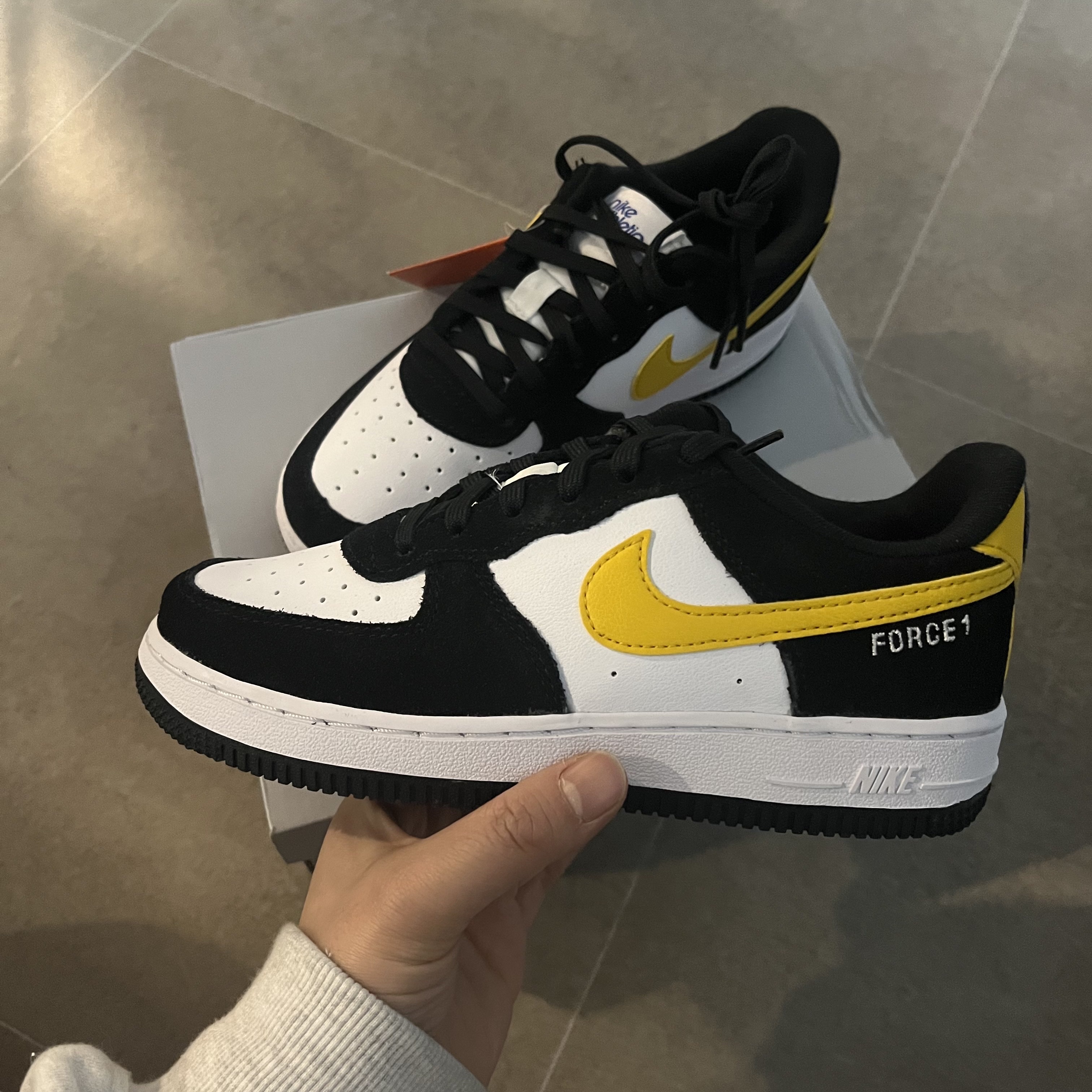 (PS) Nike Air Force 1 LV8 Athletic Club Black Dark Sulfur 착용 스타일