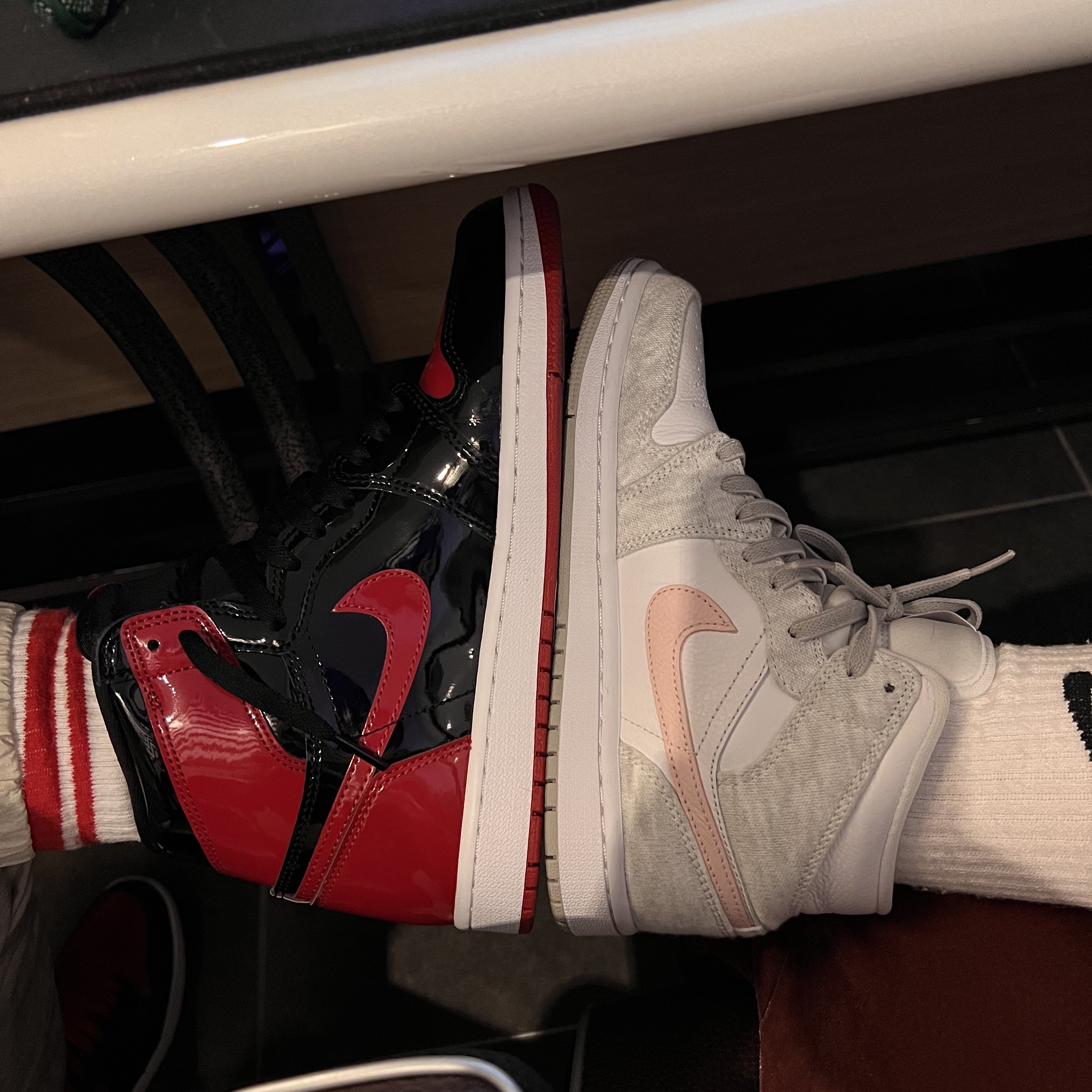 (W) Jordan 1 Mid SE Light Iron Ore, Jordan 1 Retro High OG Patent Bred 착용 스타일 - 2