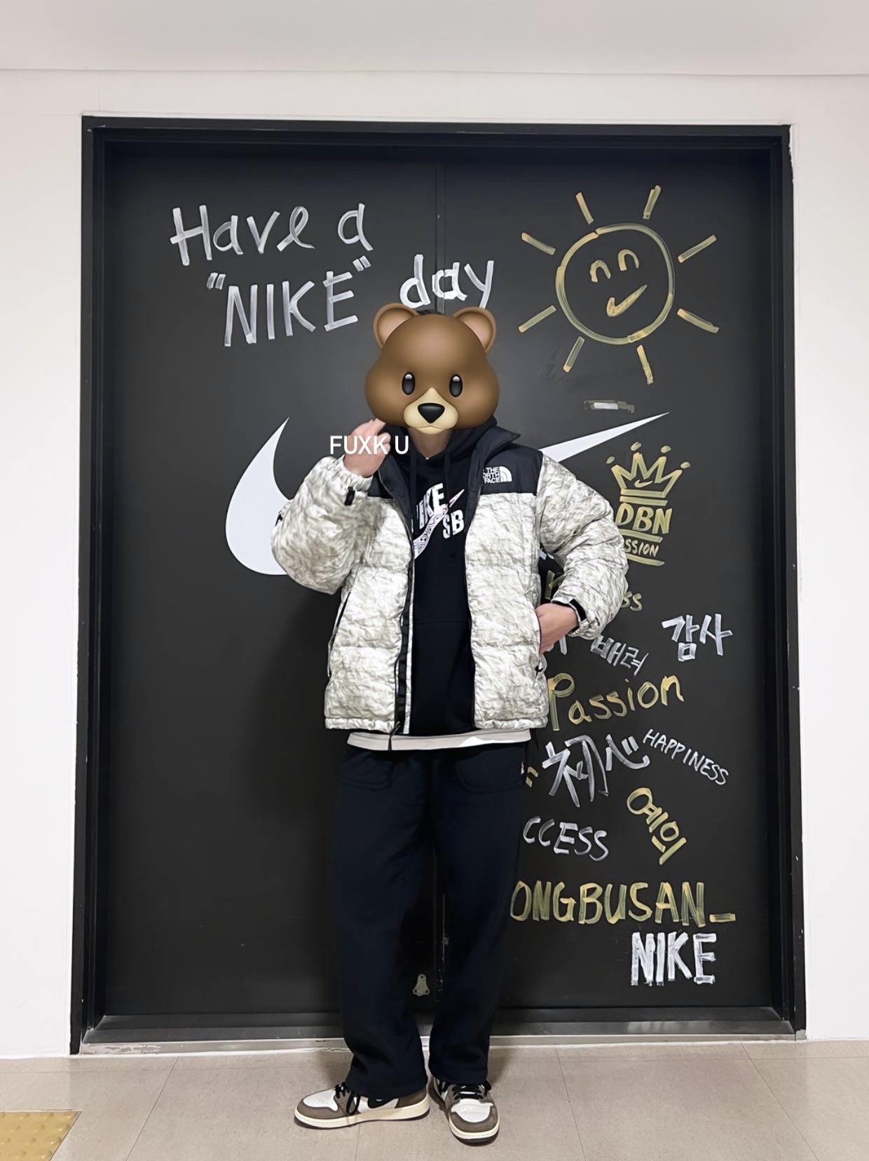 Supreme x The North Face Paper Print Nuptse Jacket - 19FW, Jordan 1 x Travis Scott Retro High OG SP Mocha 착용 스타일 - 2