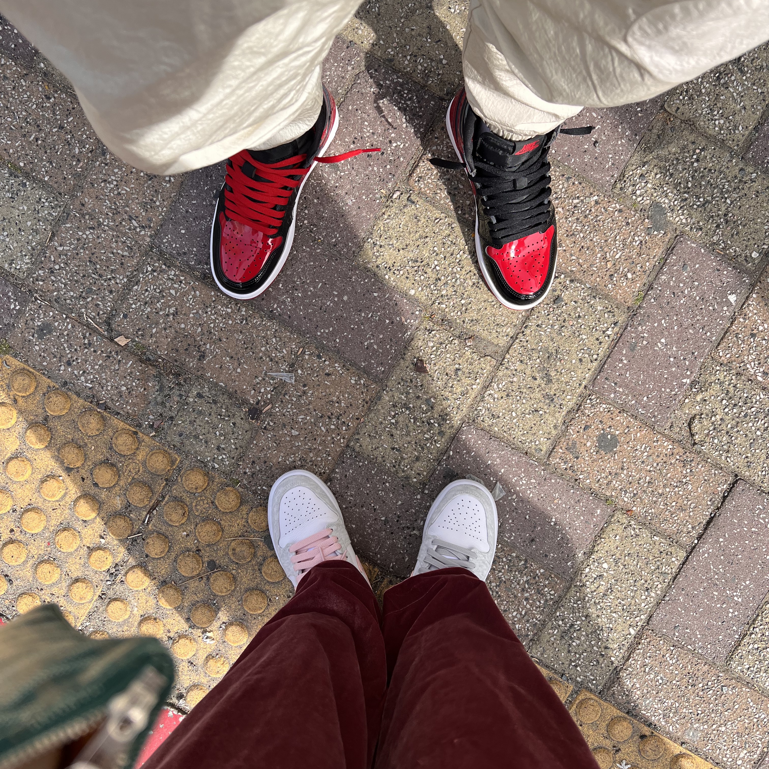 (W) Jordan 1 Mid SE Light Iron Ore, Jordan 1 Retro High OG Patent Bred 착용 스타일 - 1