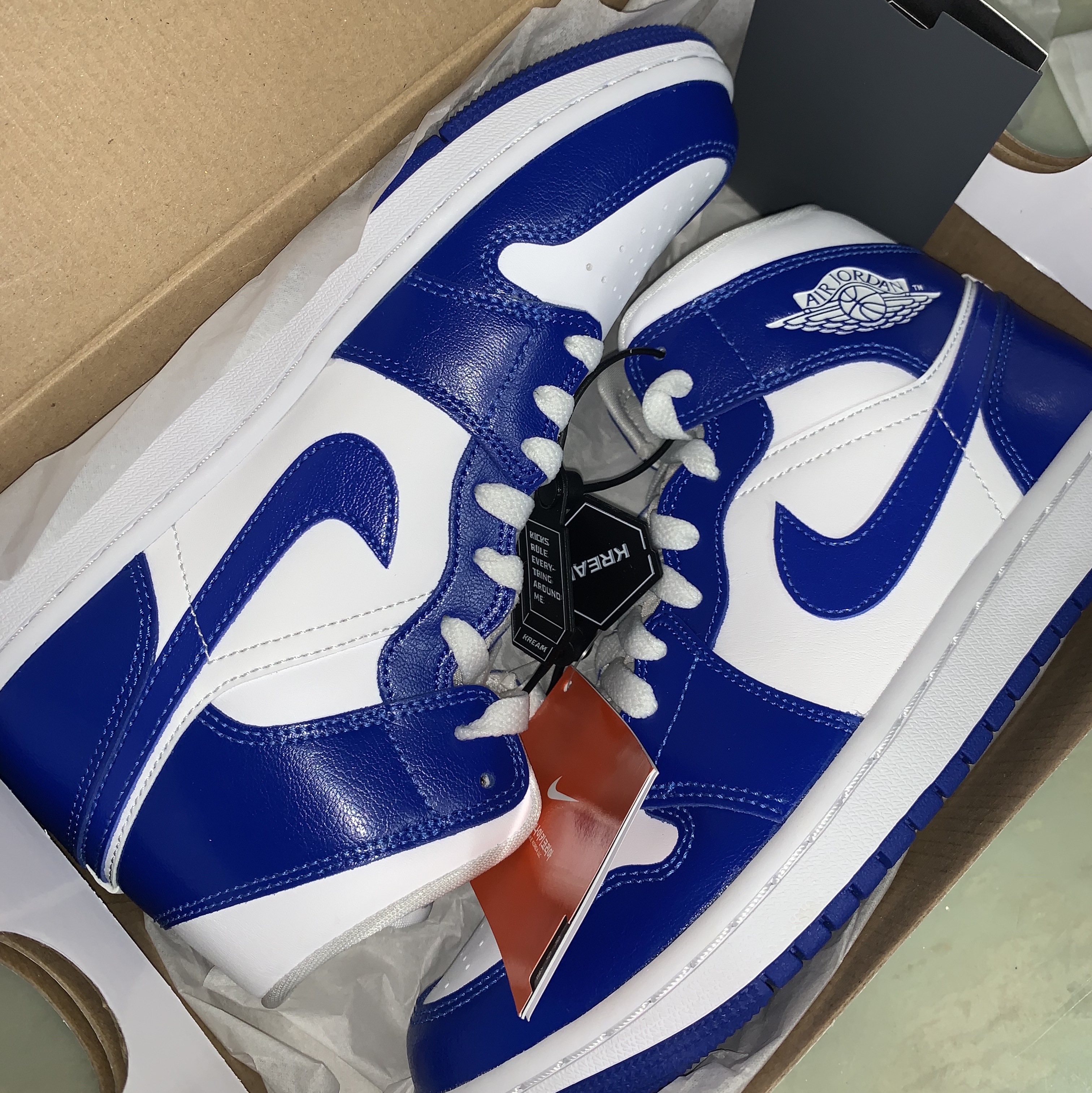(W) Jordan 1 Mid White Hyper Royal 착용 스타일 - 2