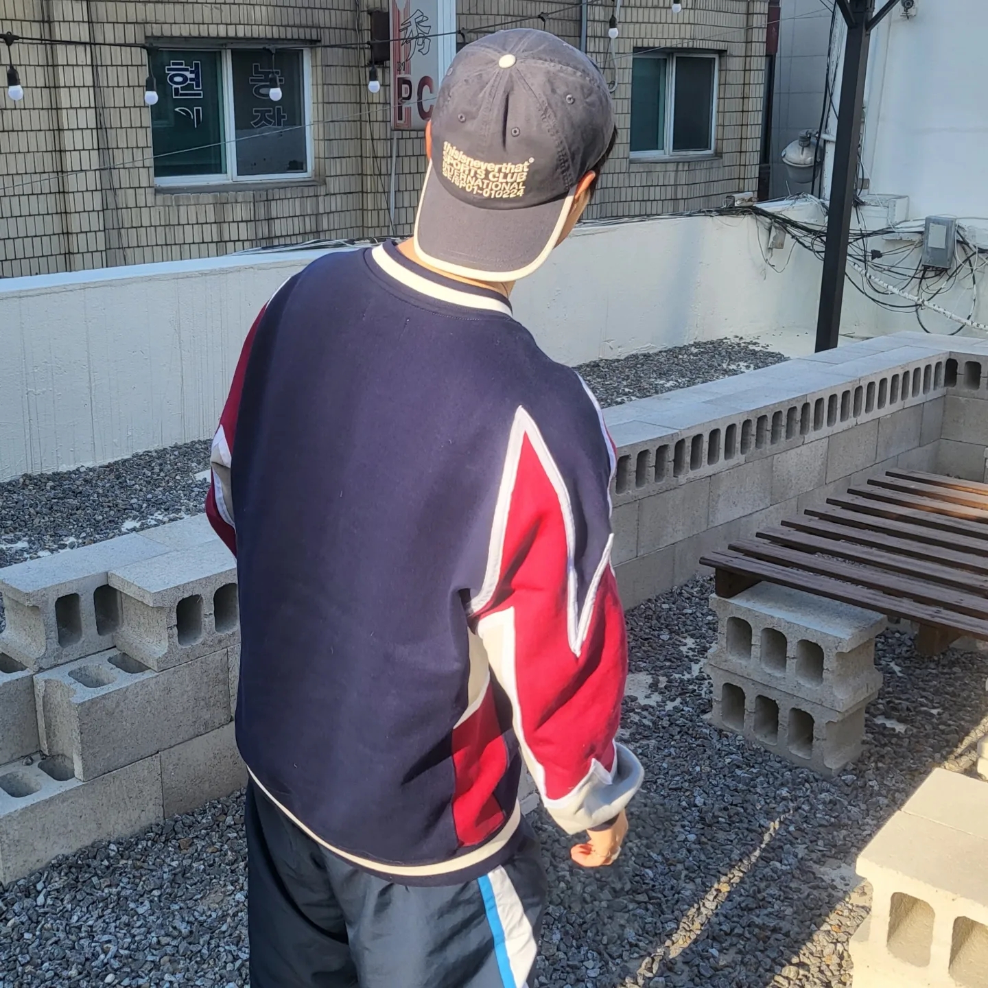 Stussy 8 Ball Keychain Black, Palace Bolt Crew Navy Red - 21FW 착용 스타일 - 3
