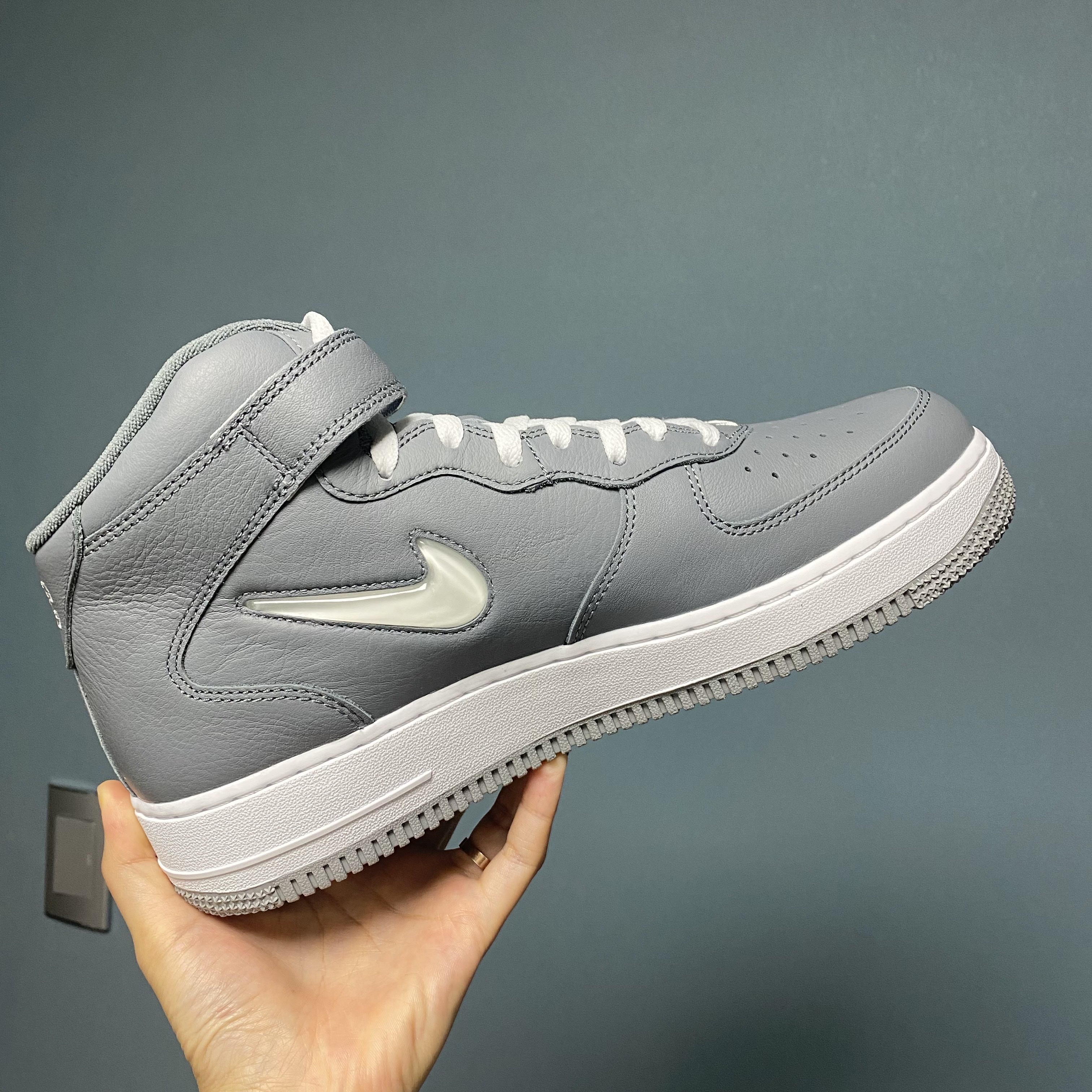Nike Air Force 1 Mid QS NYC Cool Grey 착용 스타일 - 1