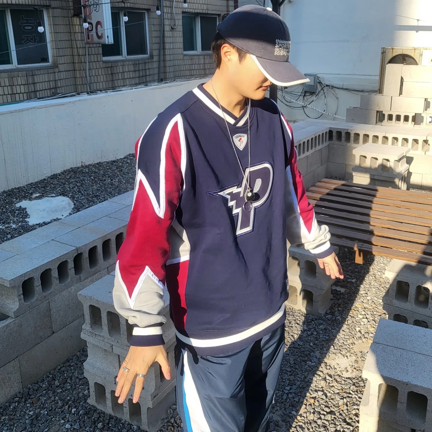 Stussy 8 Ball Keychain Black, Palace Bolt Crew Navy Red - 21FW 착용 스타일 - 4