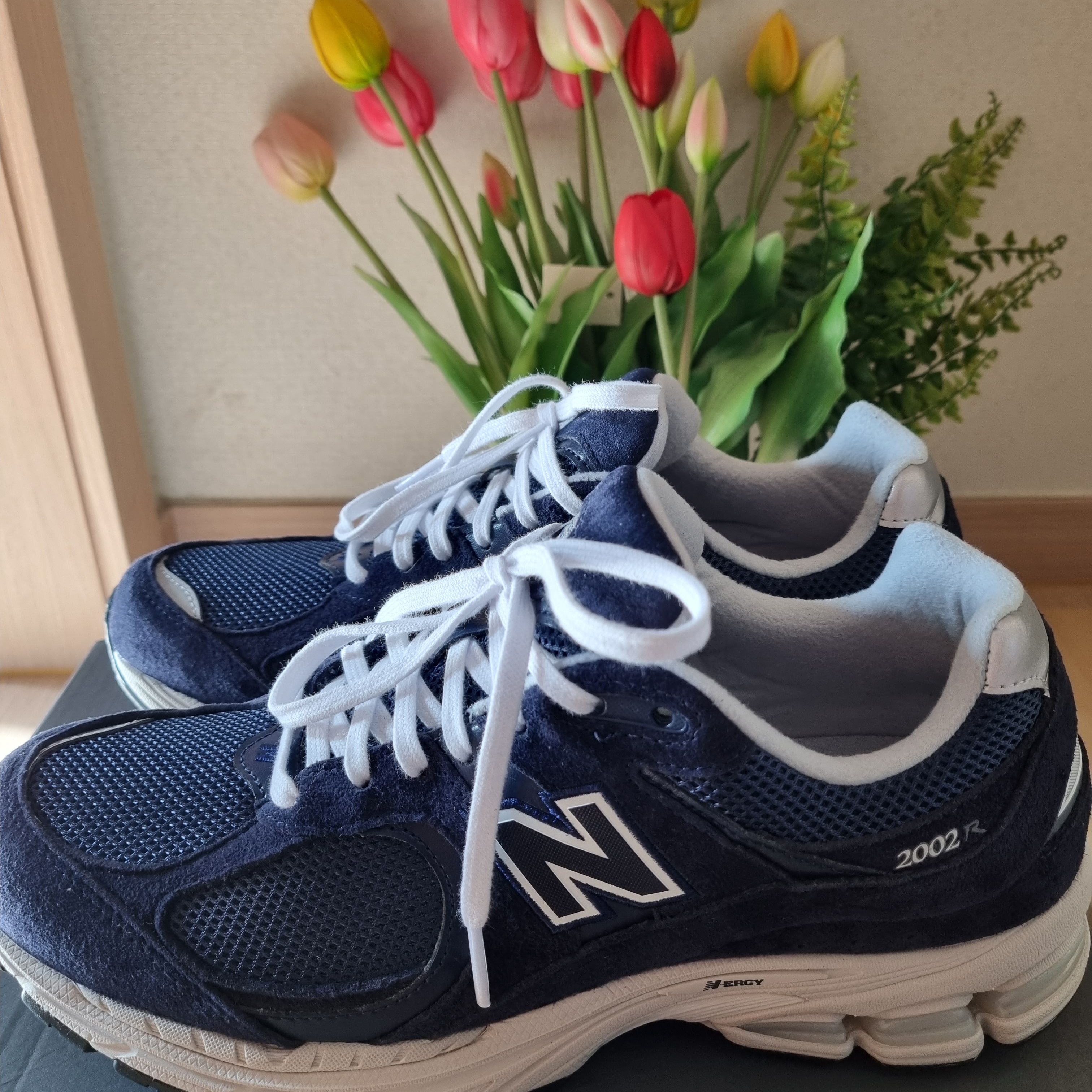 New Balance 2002R Navy 착용 스타일