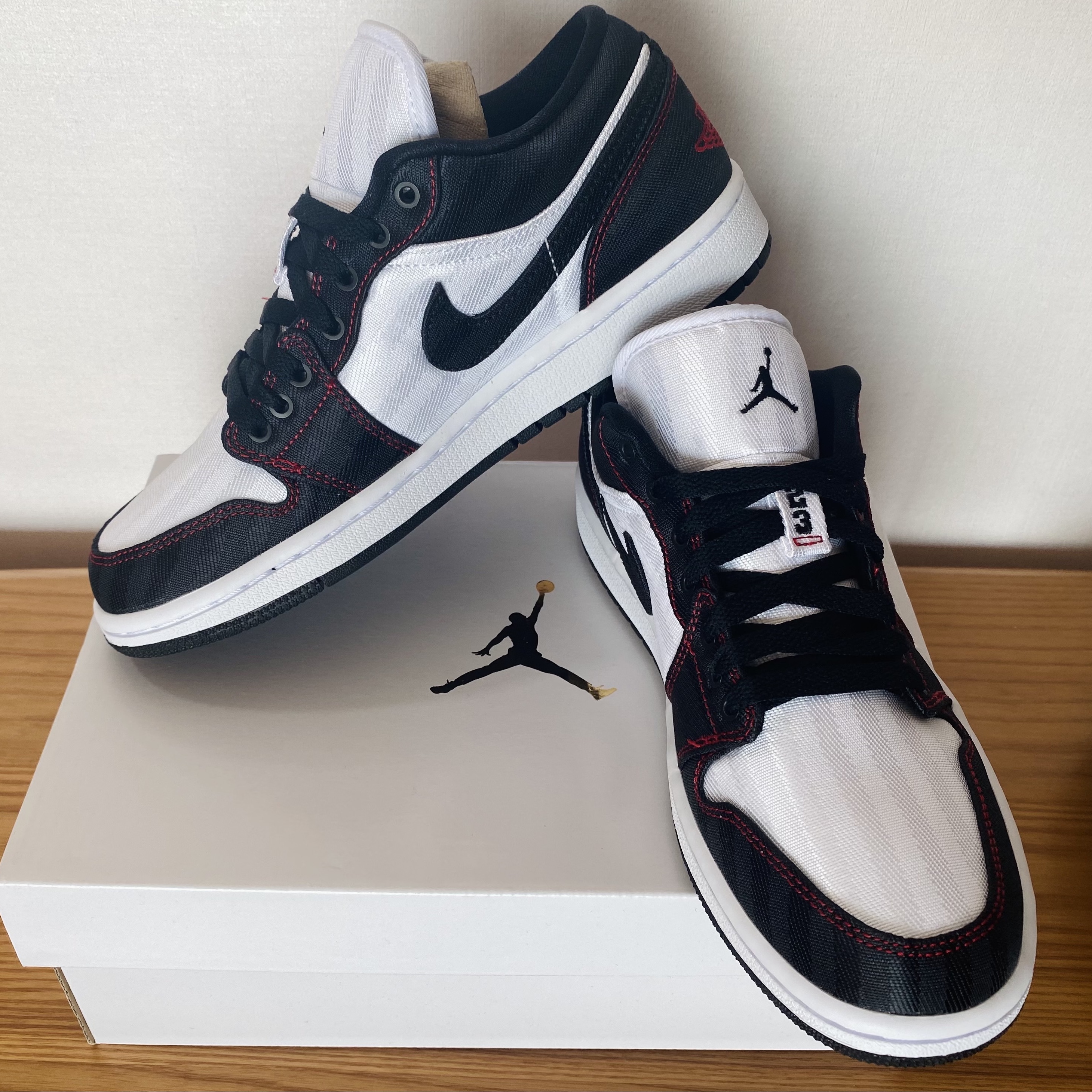 (W) Jordan 1 Low SE Utility White Gym Red Black 착용 스타일 - 2