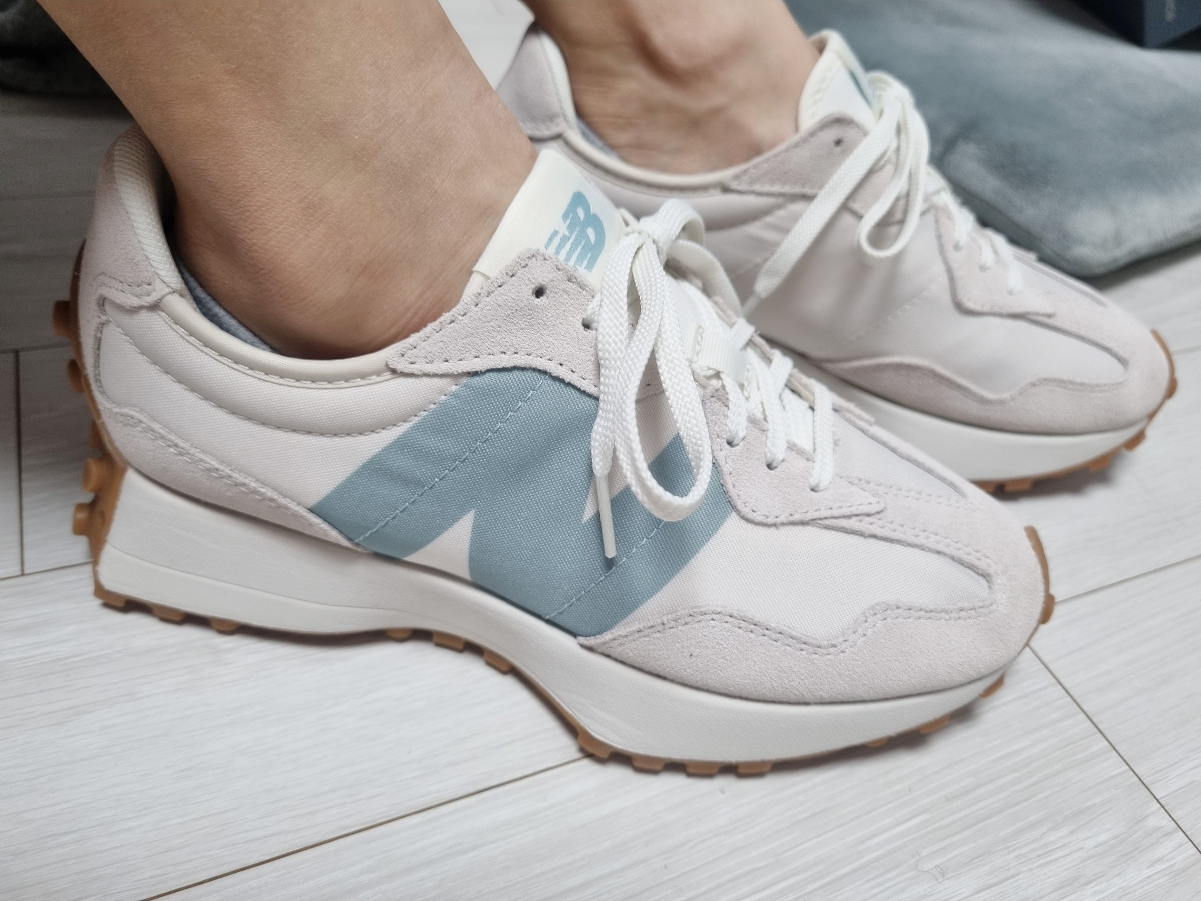 (W) New Balance 327 Moonbeam Storm Blue 착용 스타일