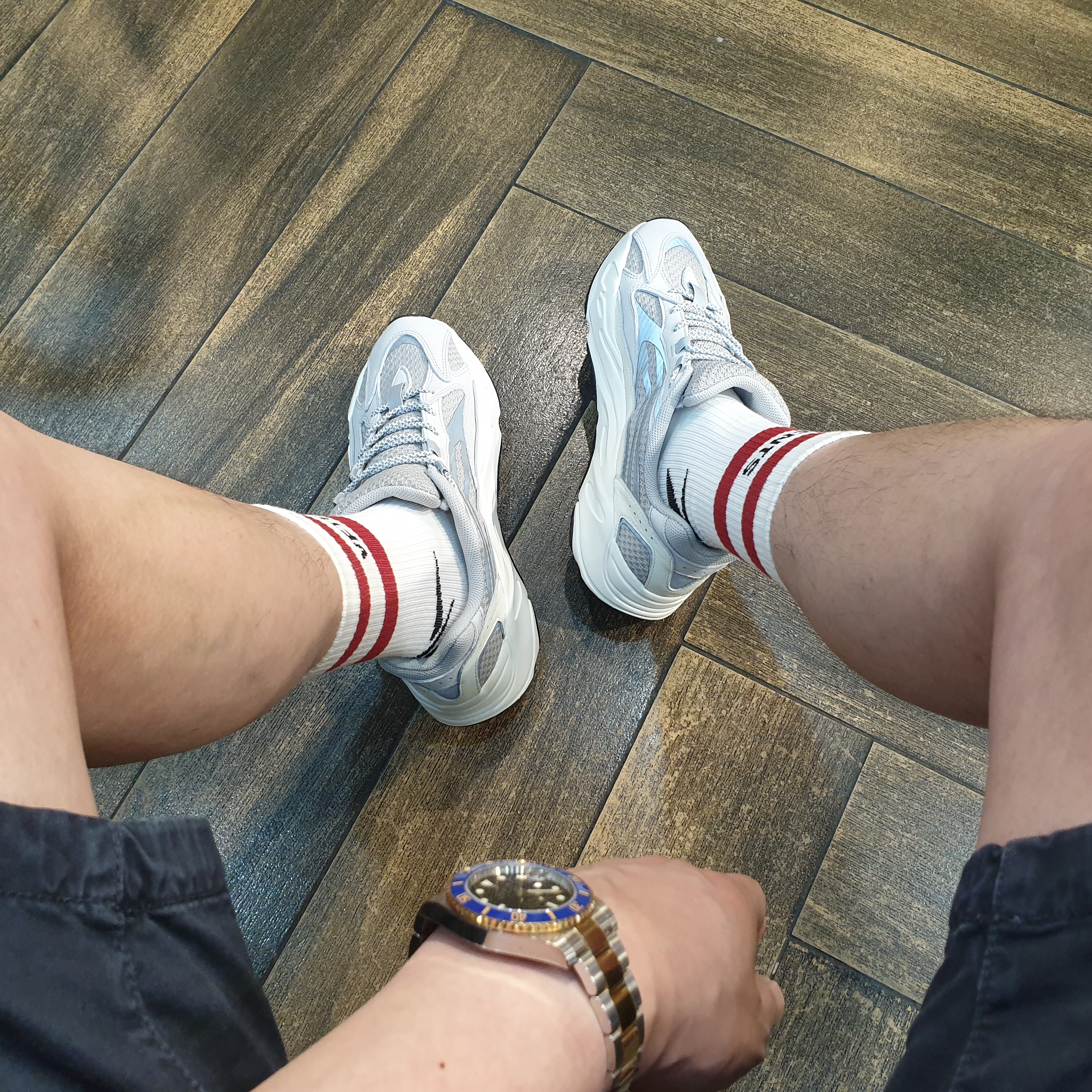 Adidas Yeezy Boost 700 V2 Static 2018 착용 스타일 - 1