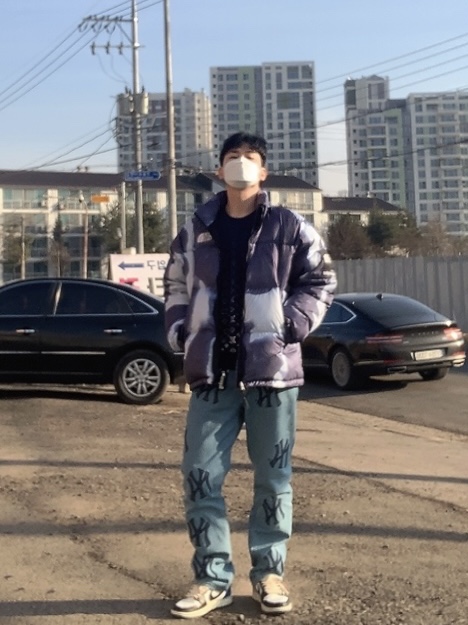 Supreme x The North Face Bleached Denim Print Nuptse Jacket Indigo - 21FW, Supreme x New York Yankees Regular Jean Washed Blue - 21FW 착용 스타일 - 1