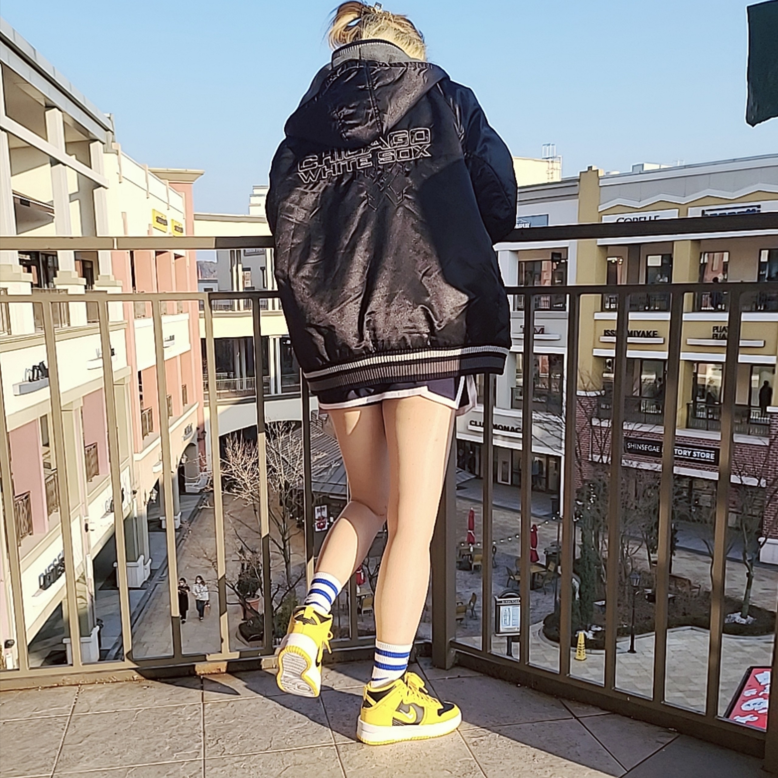 (W) Nike Dunk High Up Black and Varsity Maize, Jordan 1 Retro High OG Dark Marina Blue 착용 스타일 - 3