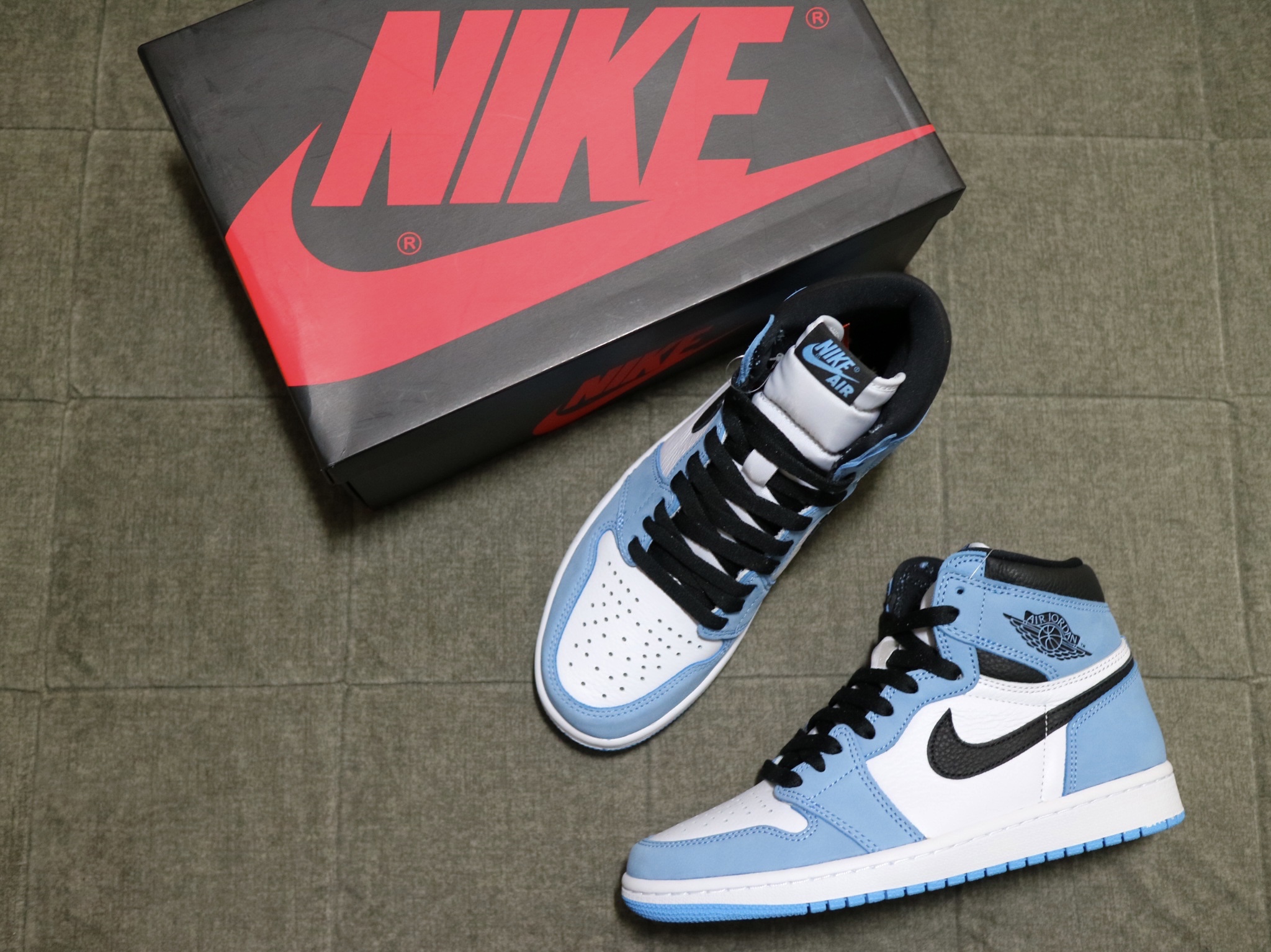 Jordan 1 Retro High OG University Blue 착용 스타일 - 5