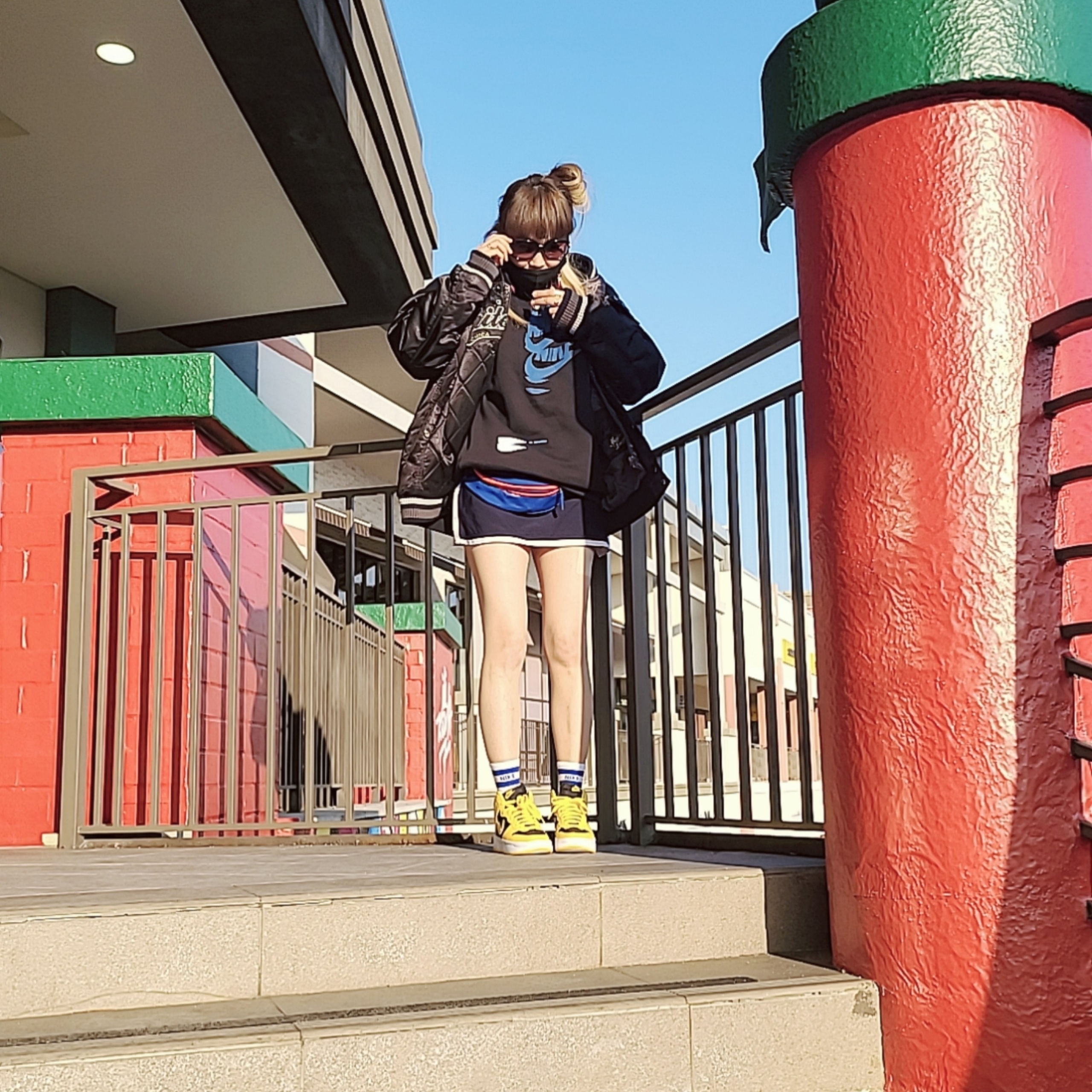(W) Nike Dunk High Up Black and Varsity Maize, Jordan 1 Retro High OG Dark Marina Blue 착용 스타일 - 1