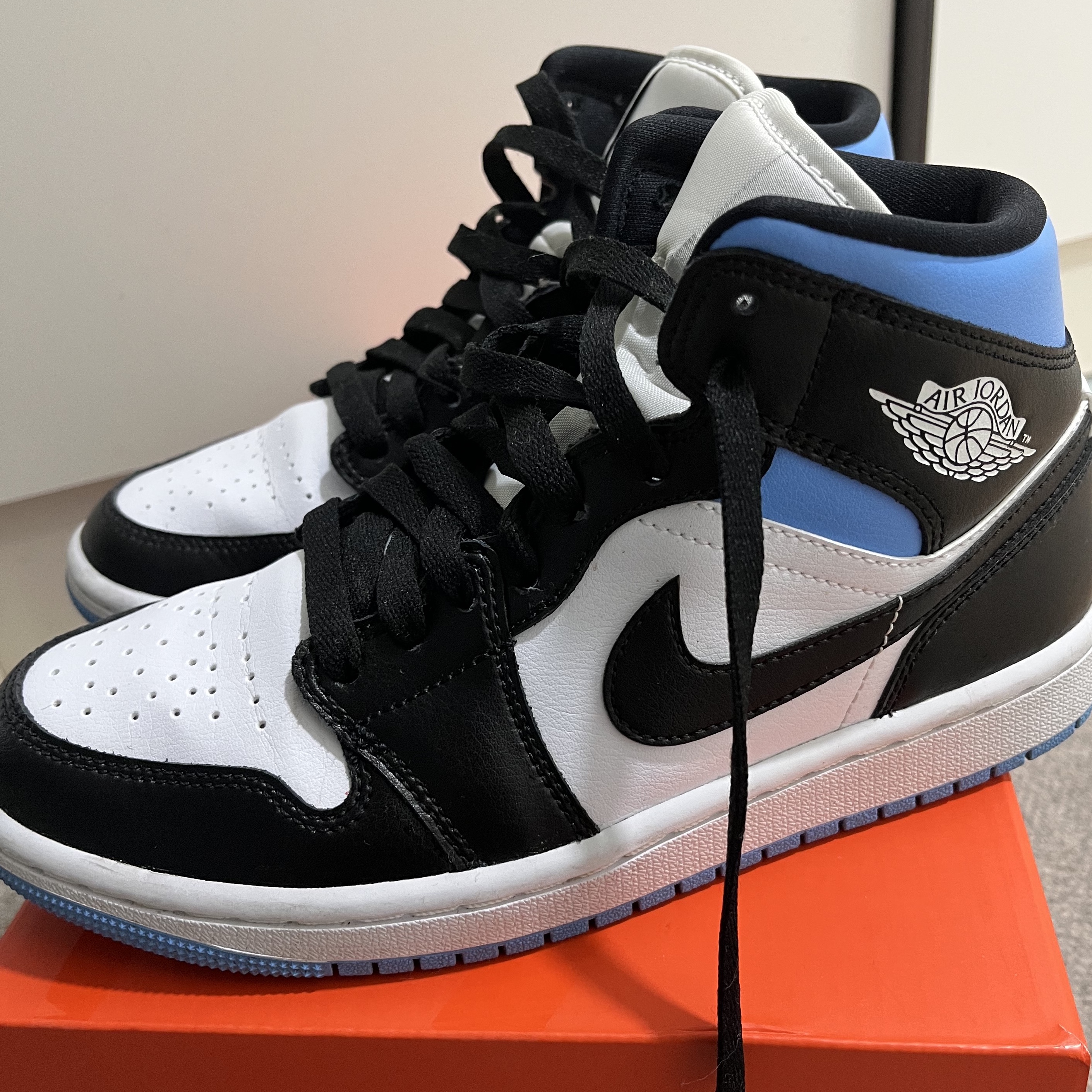 (W) Jordan 1 Mid White Black University Blue 착용 스타일
