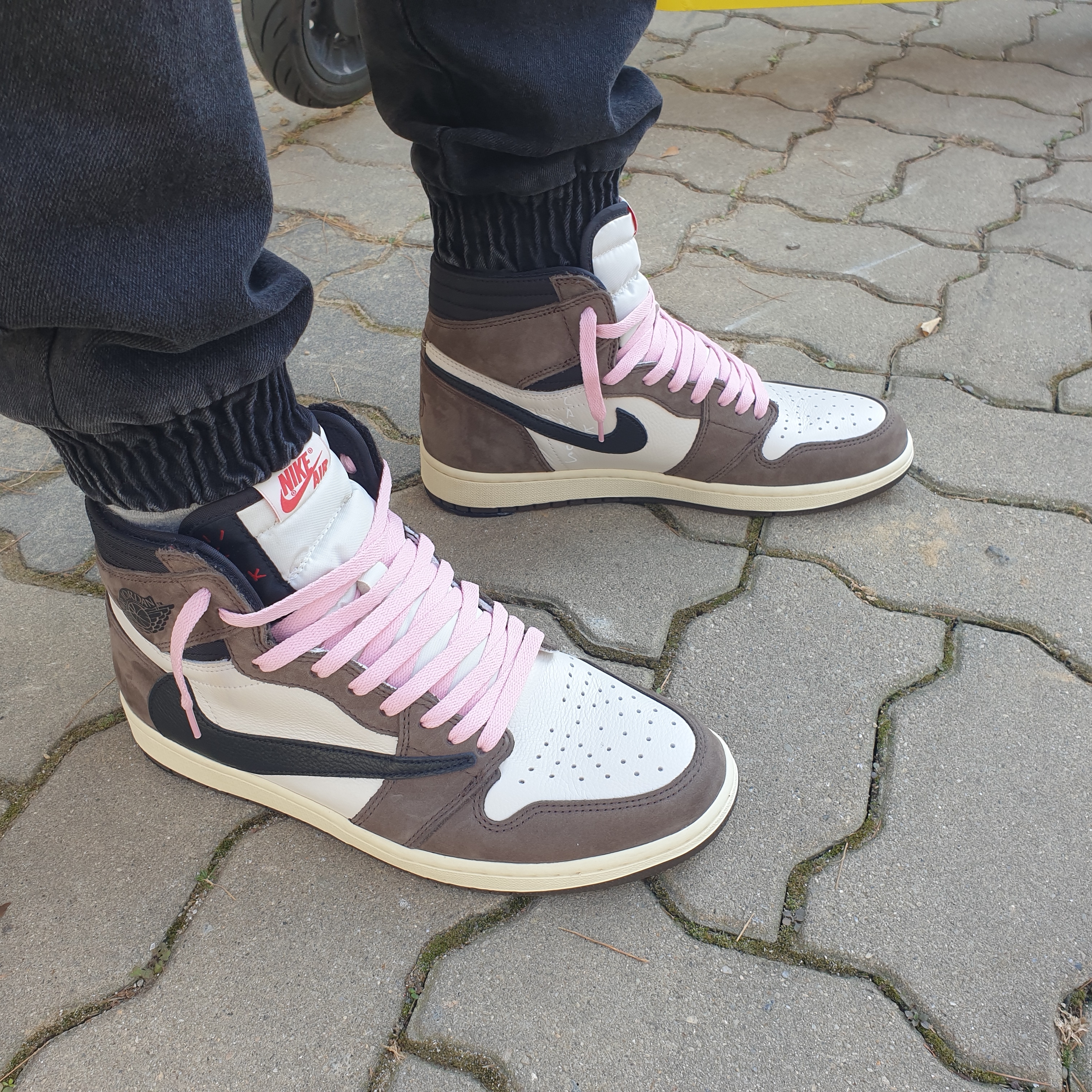 Jordan 1 x Travis Scott Retro High OG SP Mocha 착용 스타일 - 1
