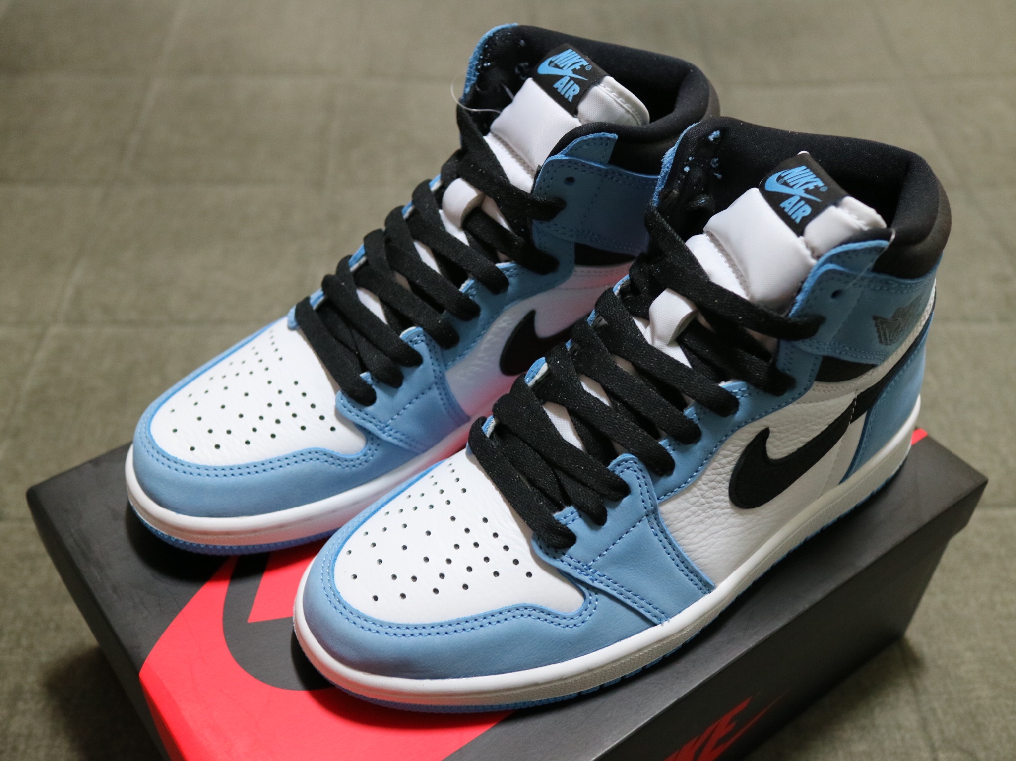 Jordan 1 Retro High OG University Blue 착용 스타일 - 2