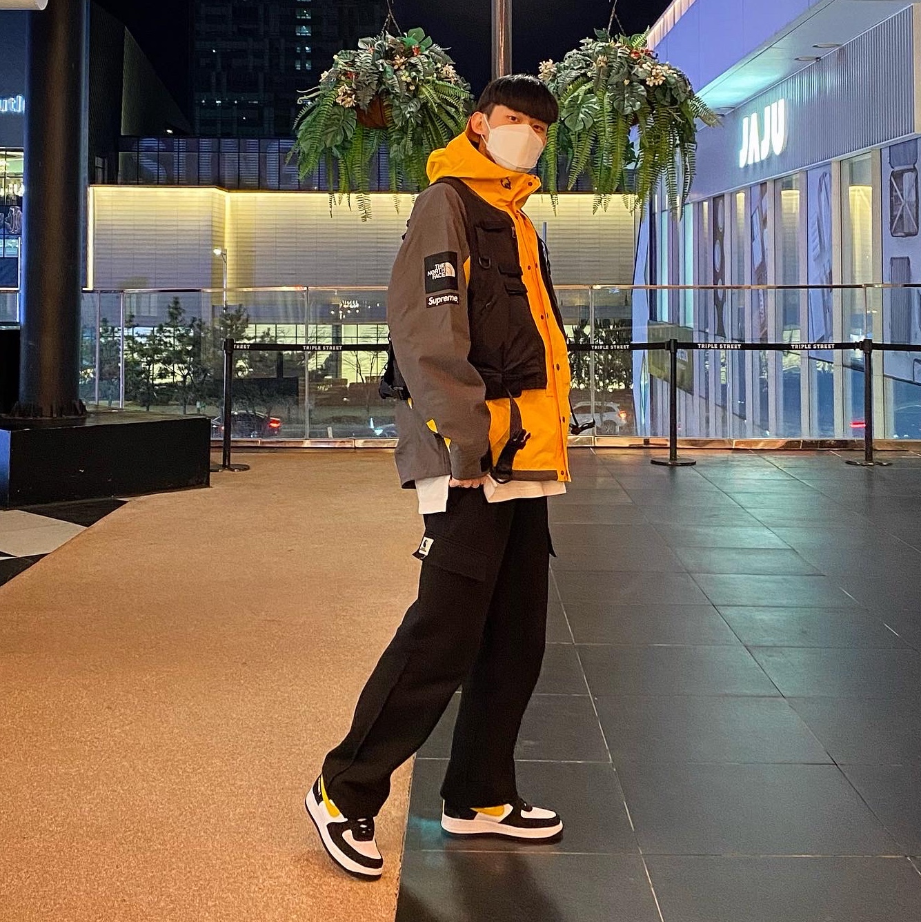 Supreme x The North Face RTG Jacket + Vest Gold - 20SS, Nike Air Force 1 '07 LV8 Athletic Club Black Dark Sulfur 착용 스타일 - 1