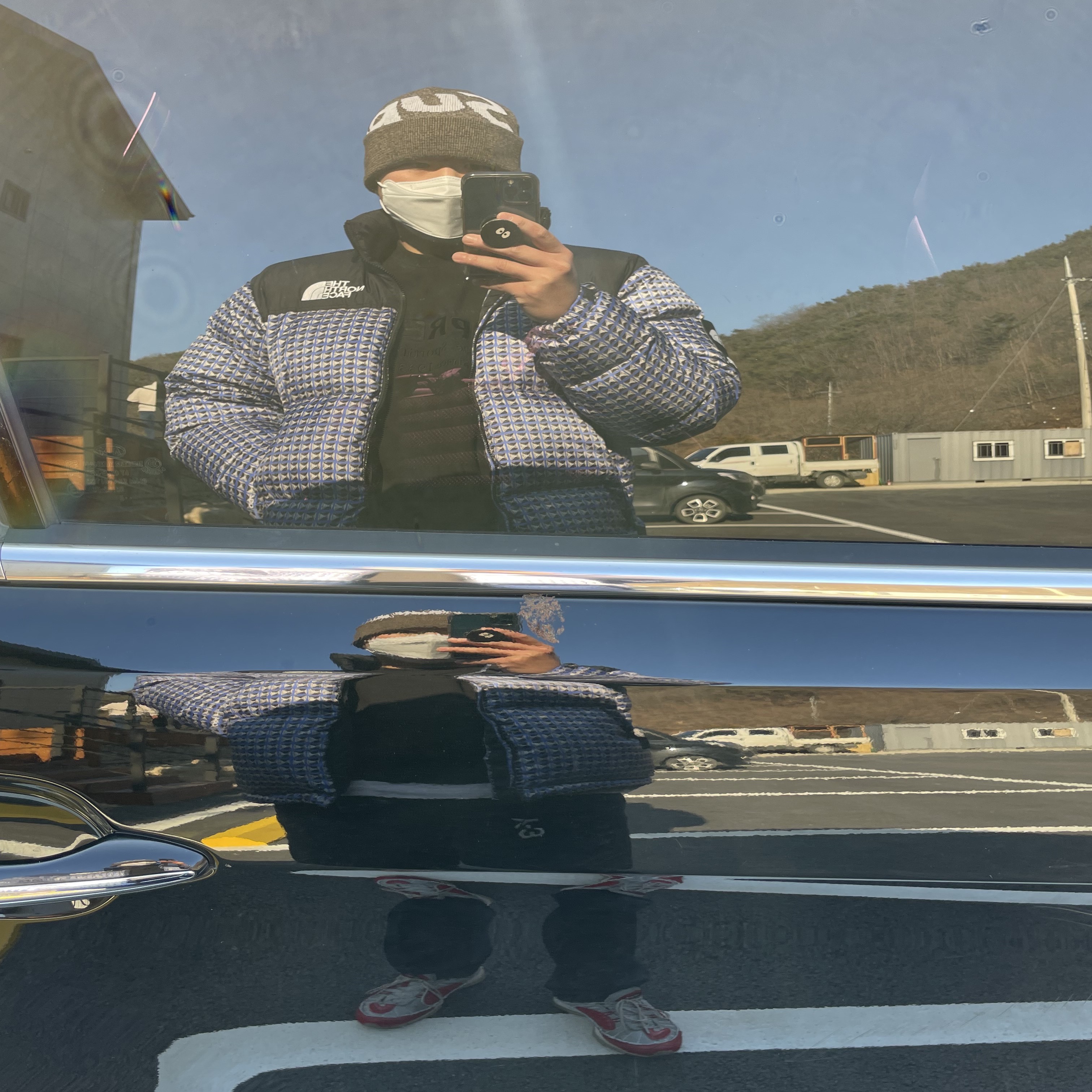 Supreme x The North Face Studded Nuptse Jacket Royal - 21SS, Supreme Big Logo Beanie Brown Static - 21FW 착용 스타일