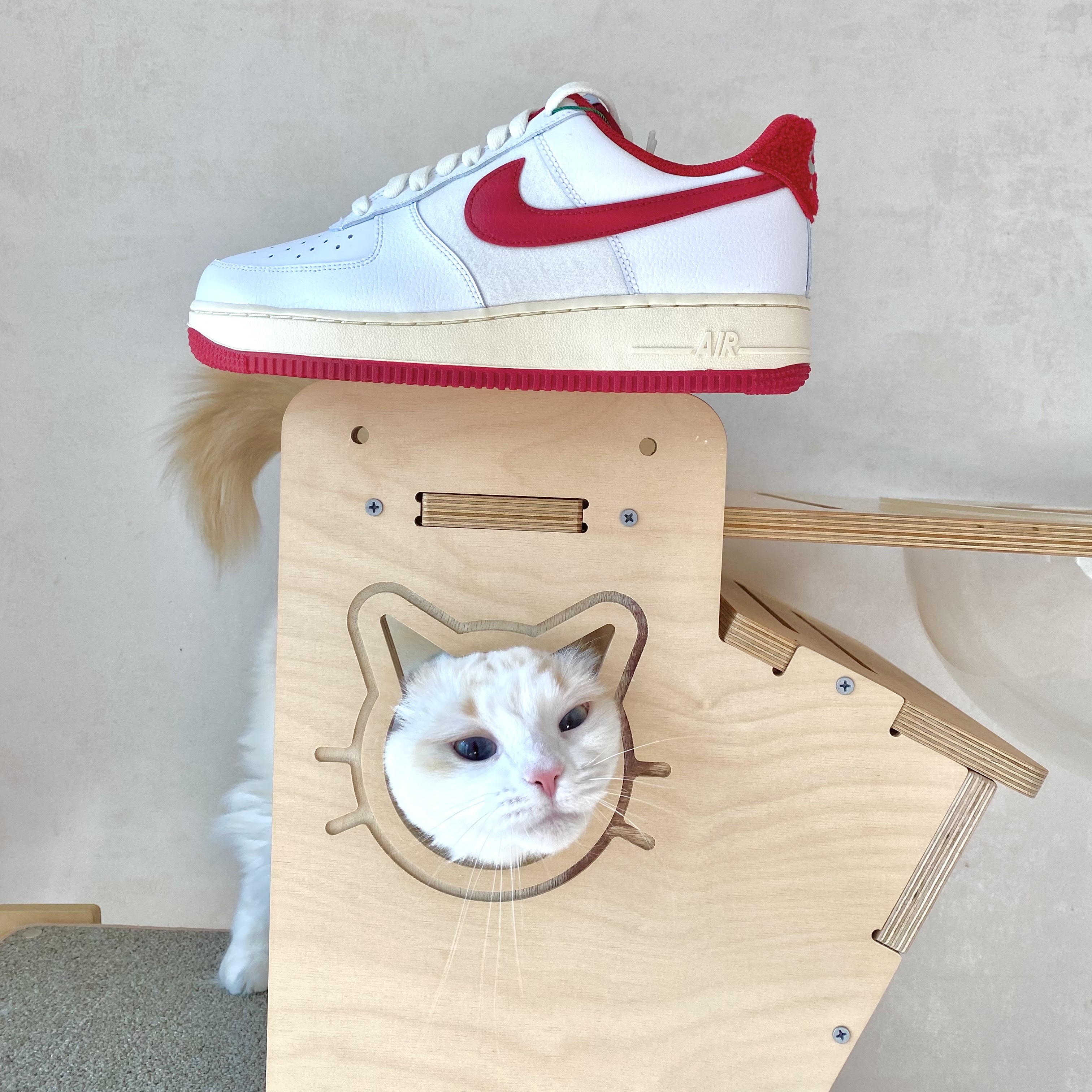 Nike Air Force 1 '07 LV8 Varsity White Gym Red 착용 스타일