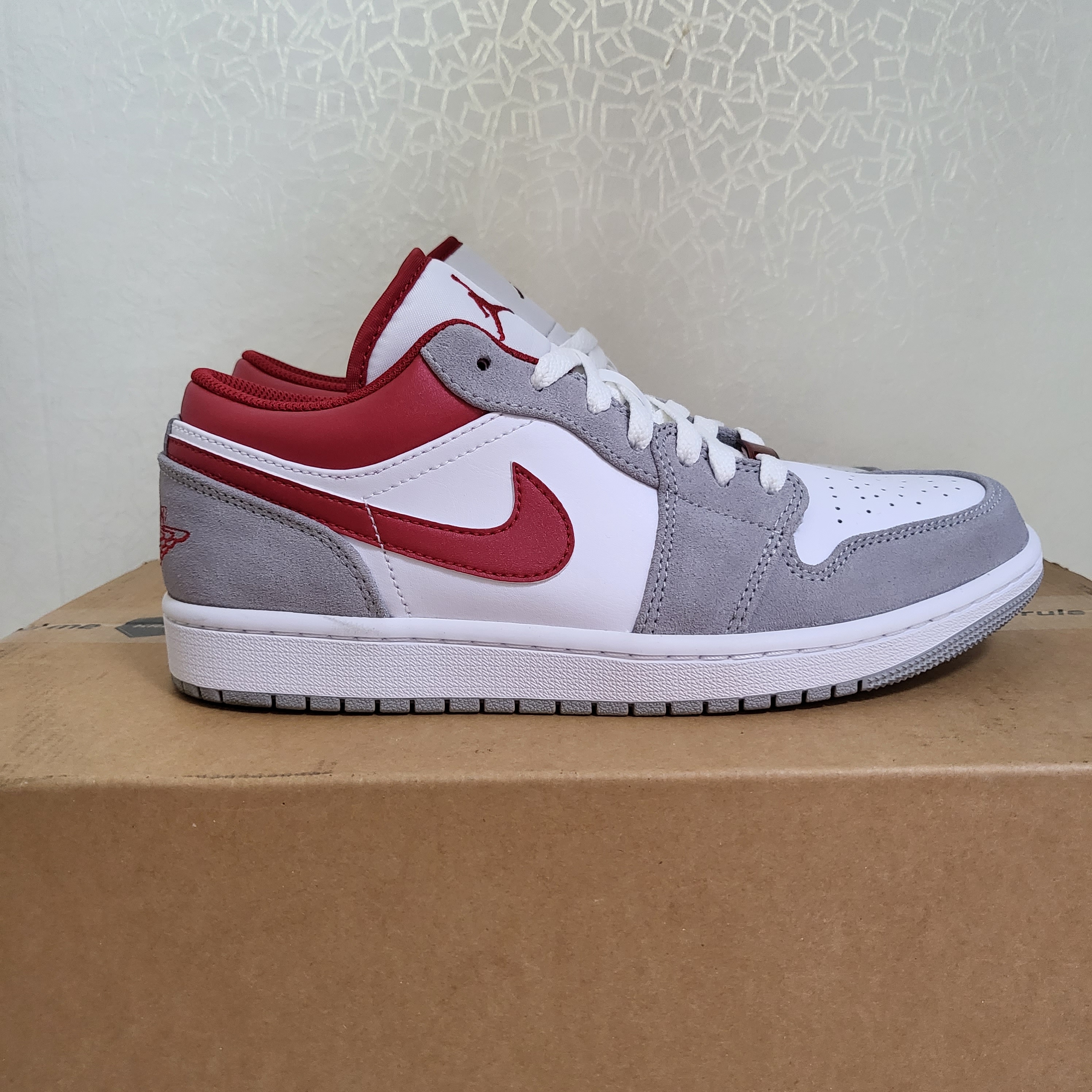 Jordan 1 Low SE Light Smoke Grey Gym Red 착용 스타일 - 1