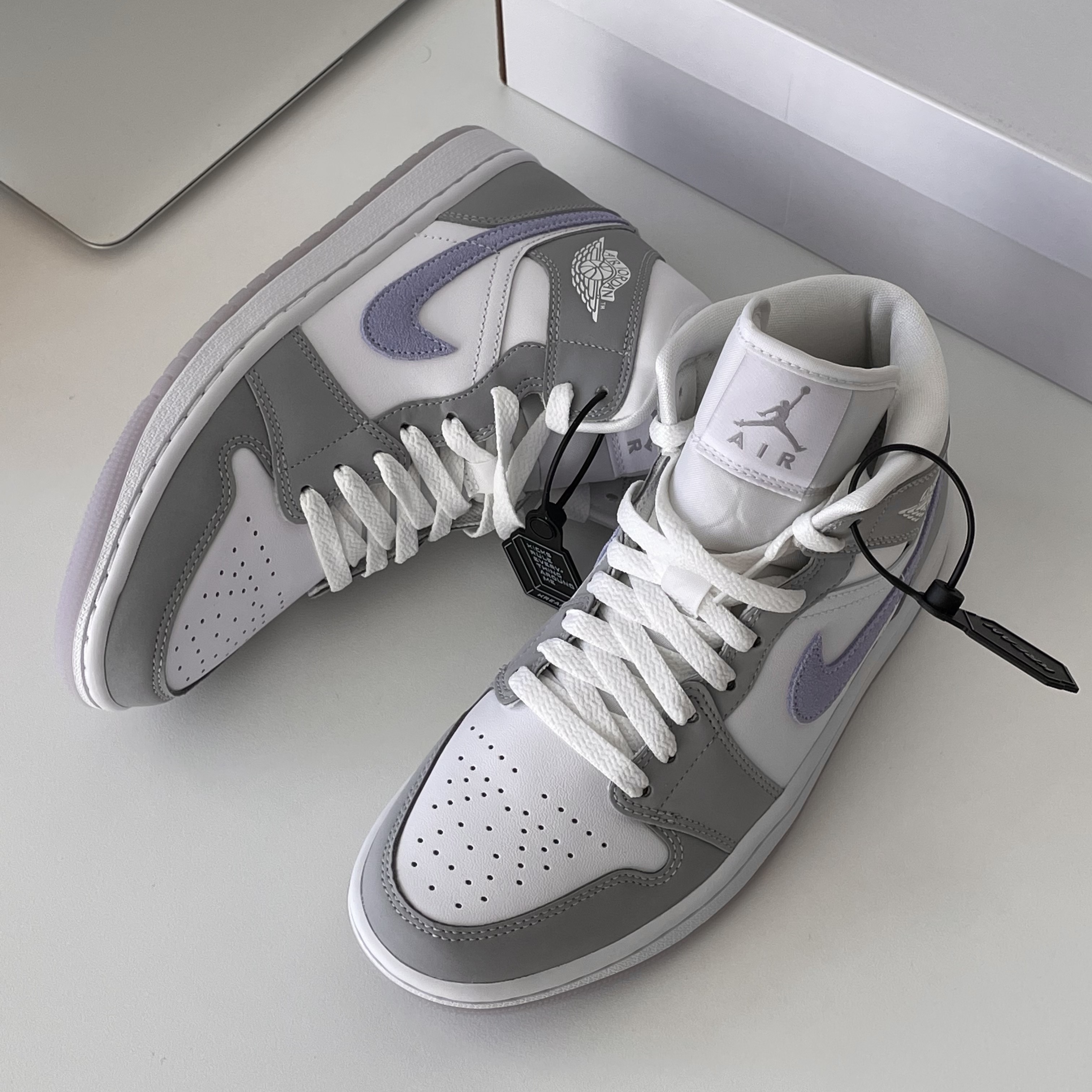 (W) Jordan 1 Mid Wolf Grey 착용 스타일 - 1