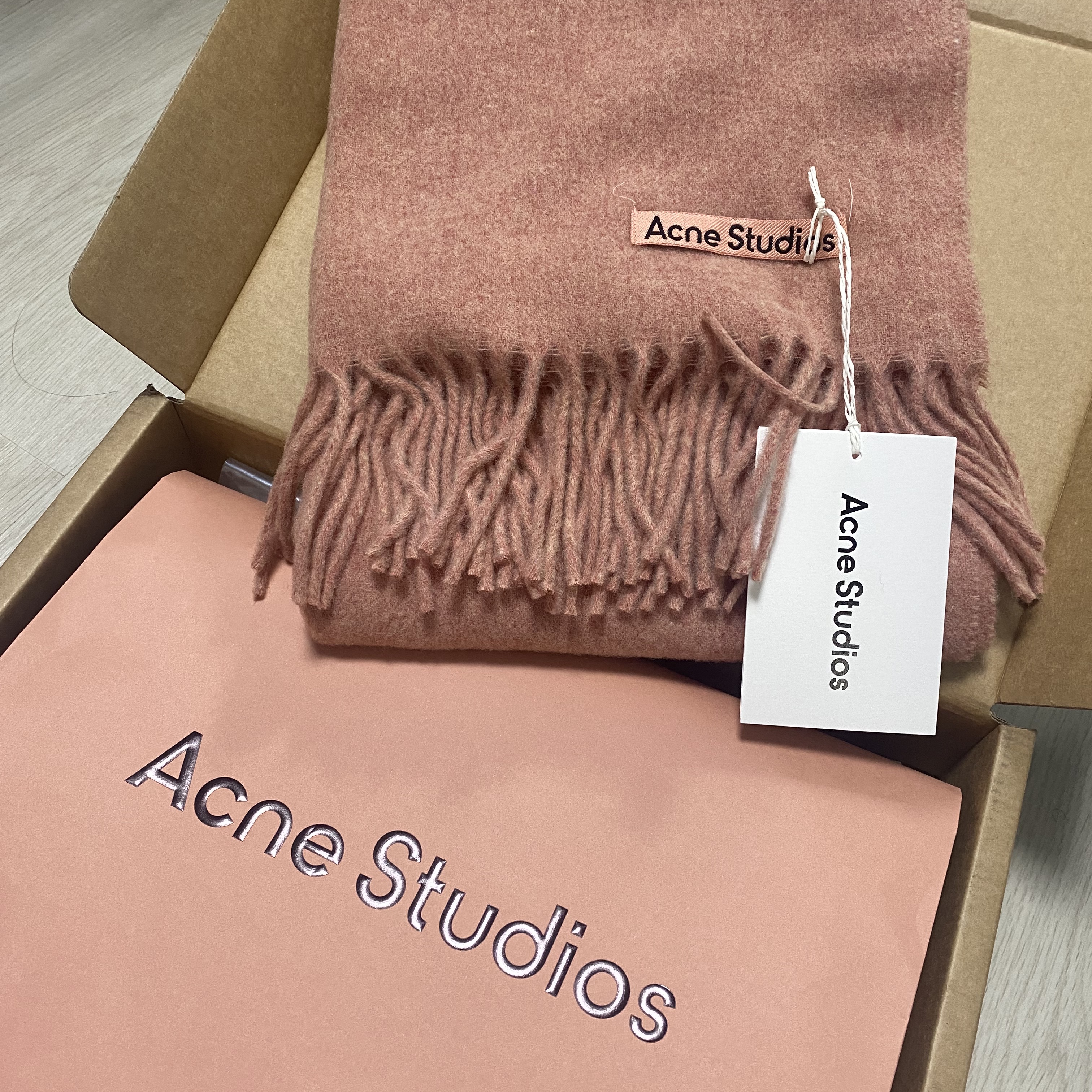 Acne Studios Canada Narrow New Wool Muffler Rose Melange 착용 스타일