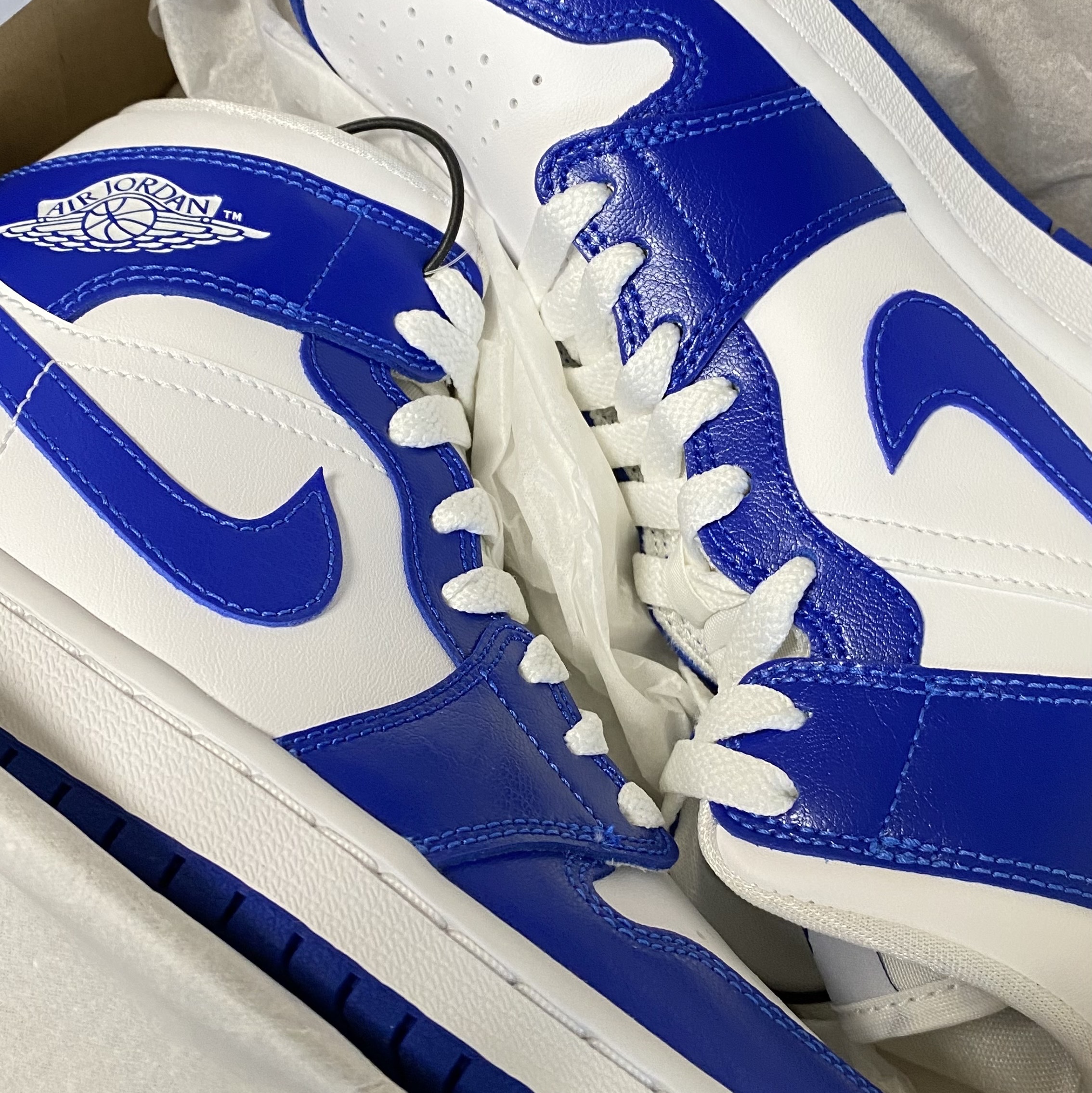 (W) Jordan 1 Mid White Hyper Royal 착용 스타일 - 2