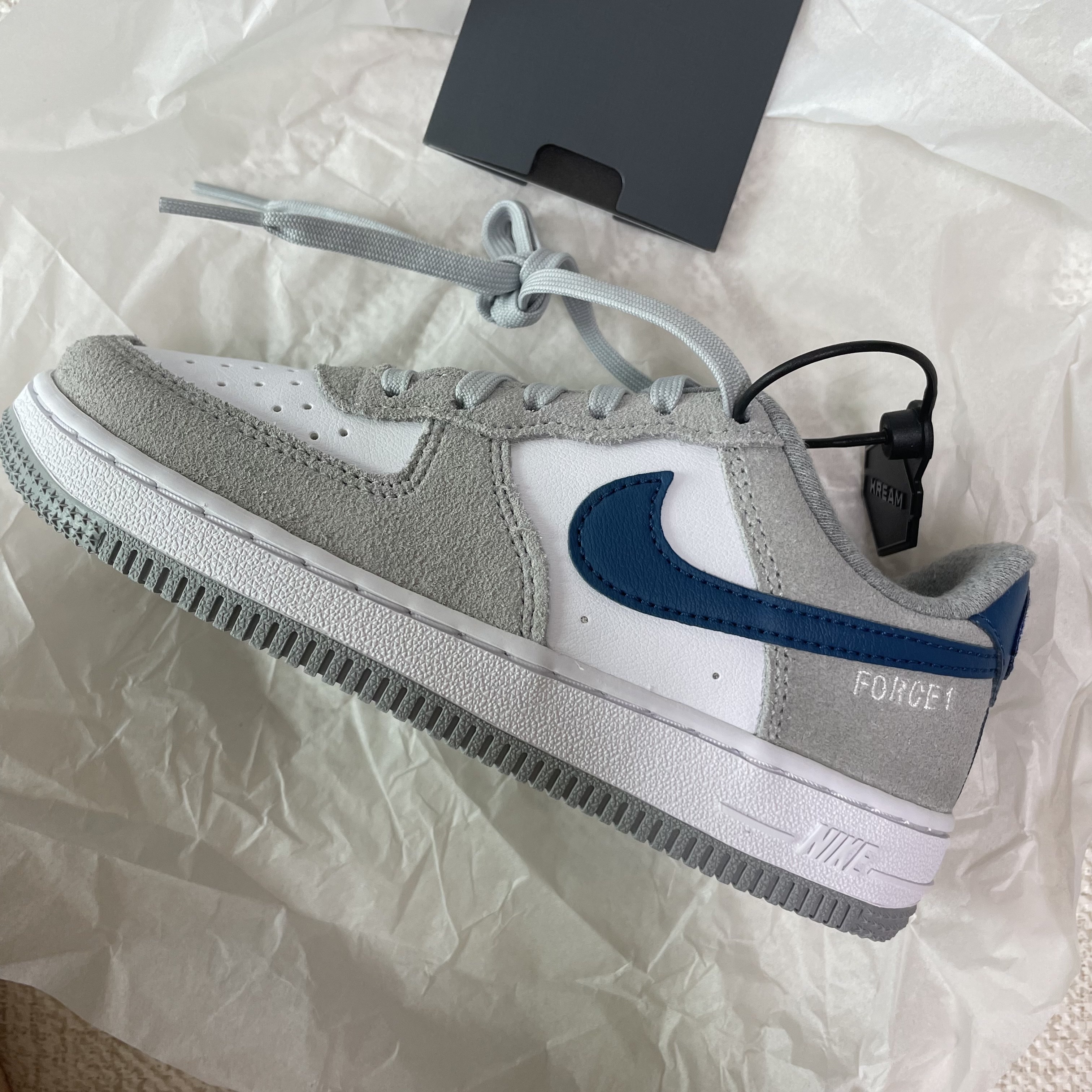 (PS) Nike Air Force 1 LV8 Athletic Club Light Smoke Grey Marina 착용 스타일
